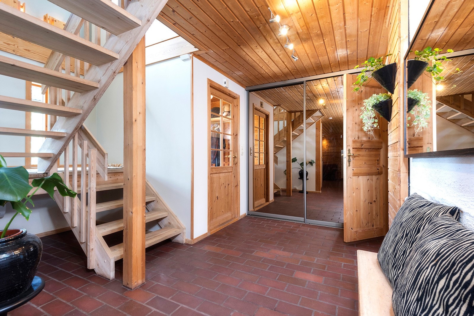Inngangsparti med skyvedørsgarderobe. Galleribilde