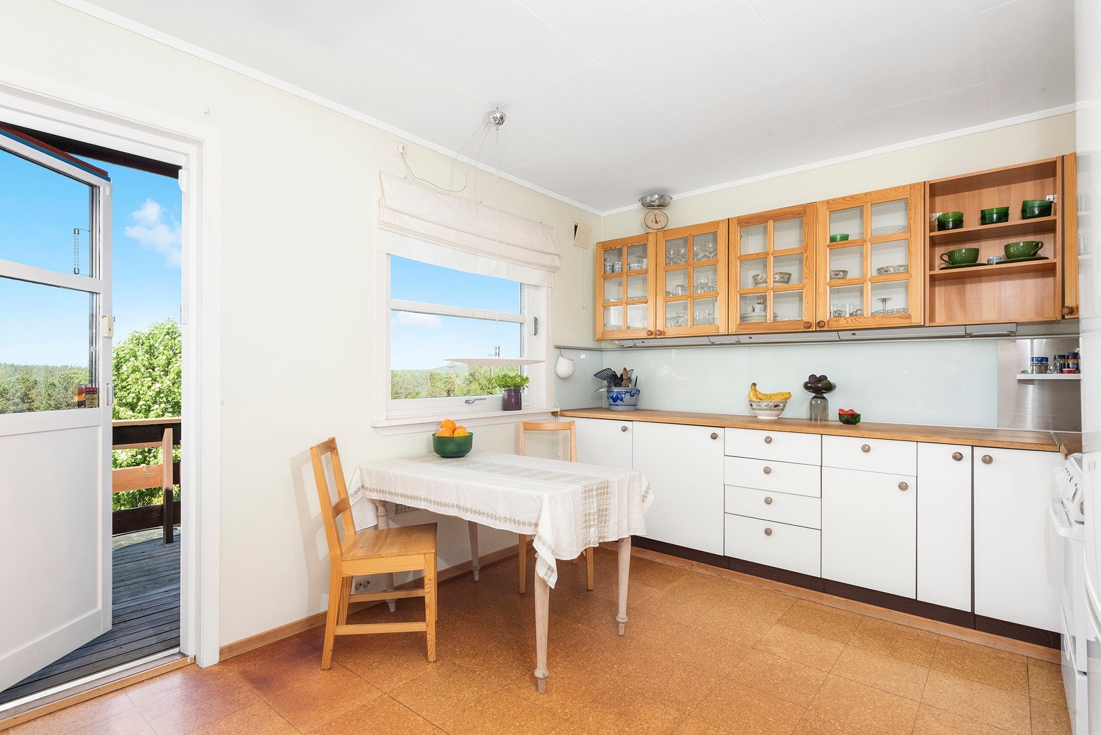 Fra kjøkkenet er det egen utgang til verandaen. Galleribilde