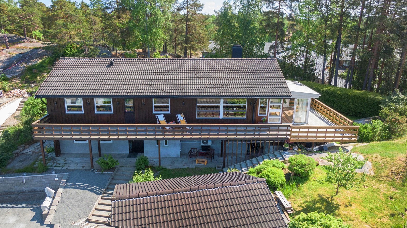 Stilig enebolig over to plan på skjermet tomt. Galleribilde