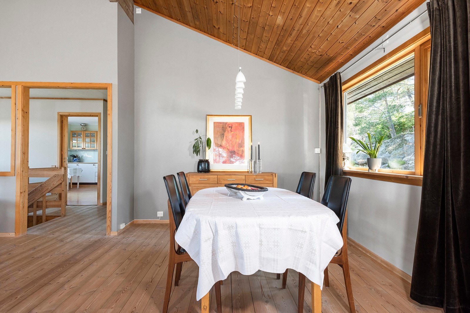 God plass til langbord og stoler. Galleribilde