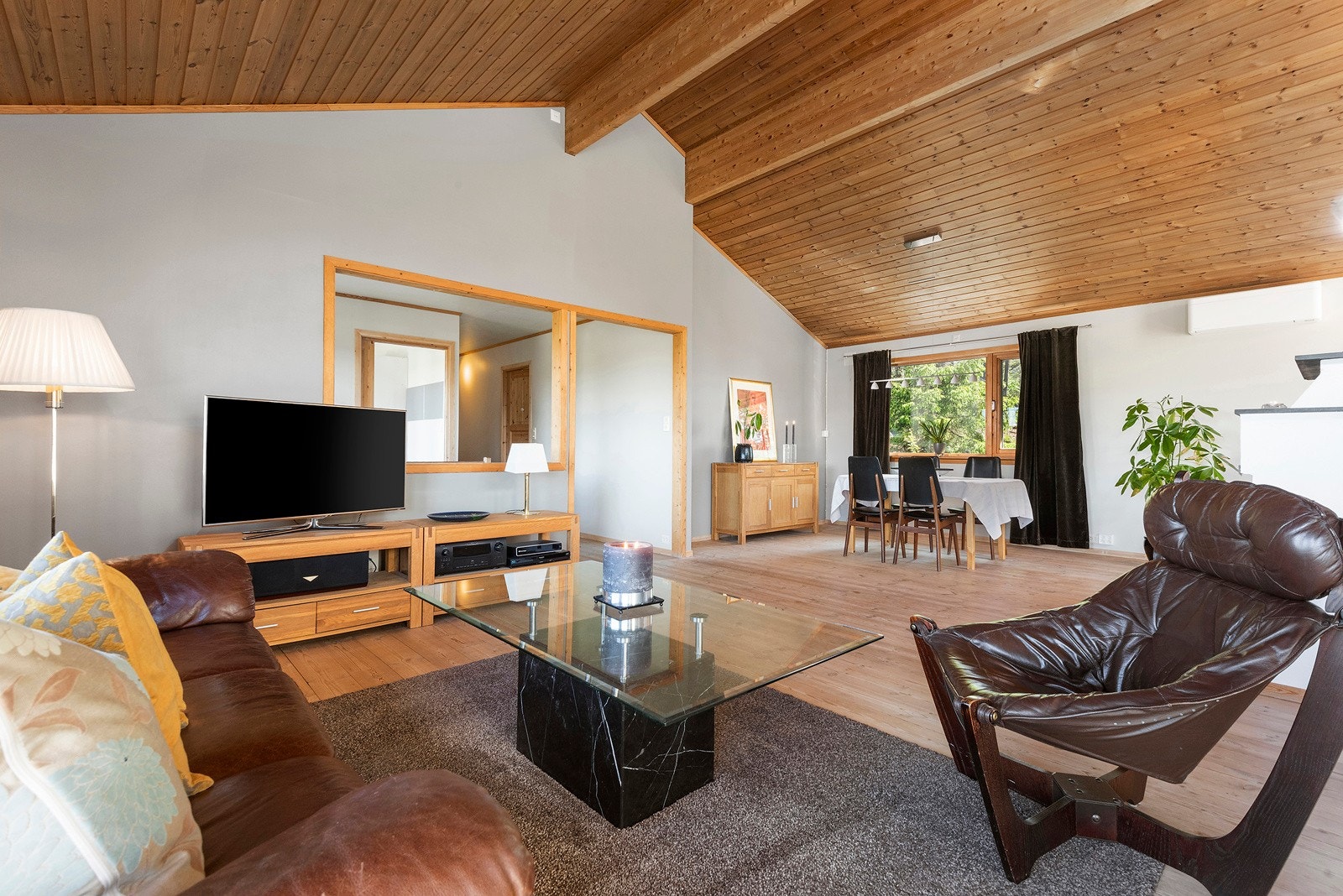 God plass til stor sofagruppe. Galleribilde