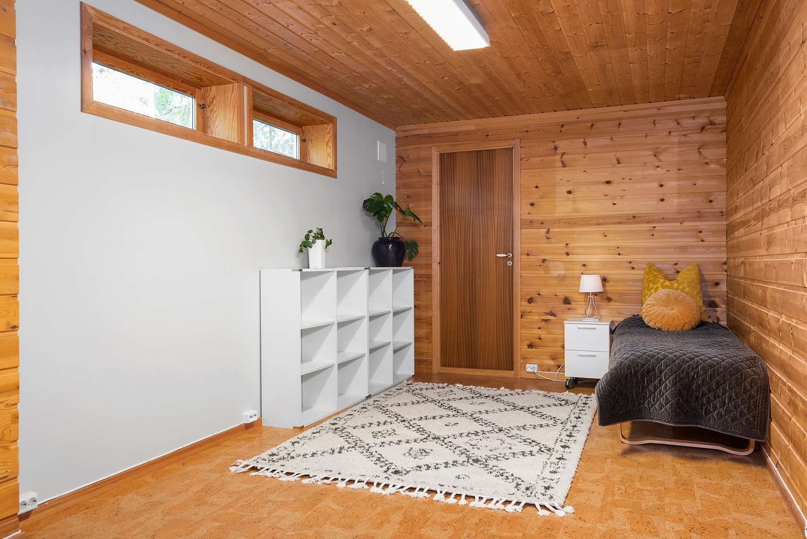 Hobbyrom med inngang til fyrrom. Galleribilde