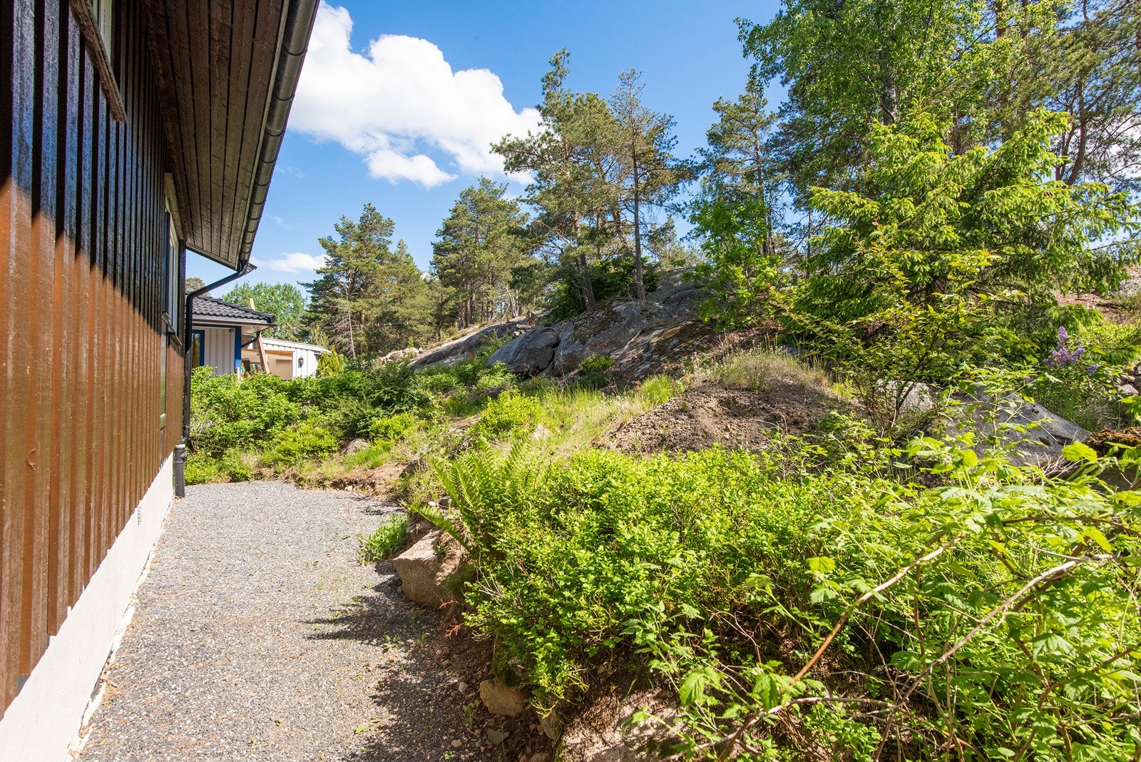 Frodig og pent opparbeidet uteområde. Galleribilde