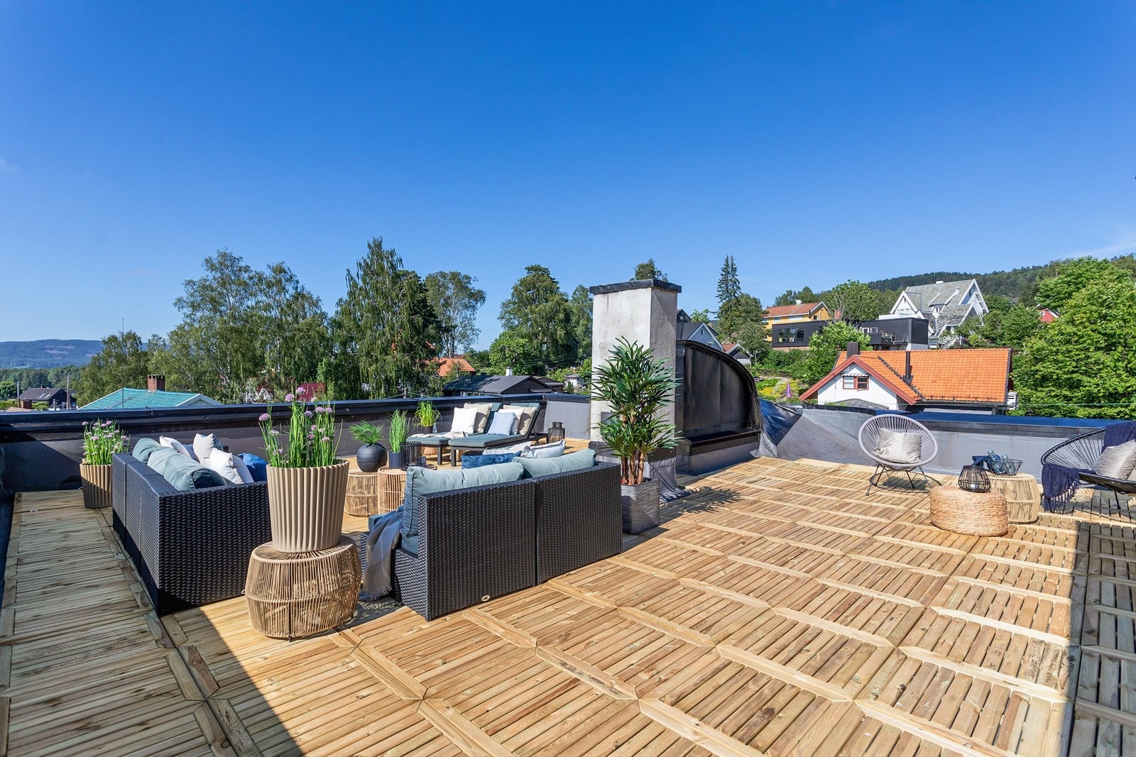 Terrassen er stor og romslig med god plass til ulike sittegrupper. Galleribilde