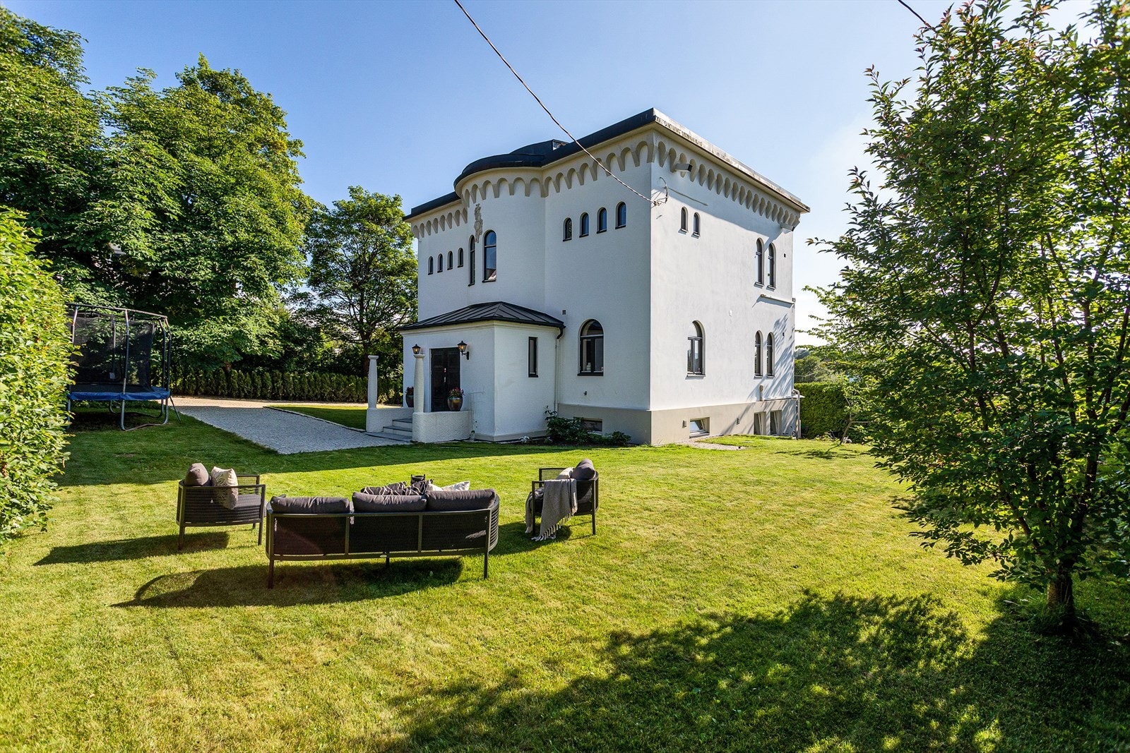 Eiendommen har en velstelt hage og flere store uteplasser, samt takterrasse med gode solforhold. Galleribilde