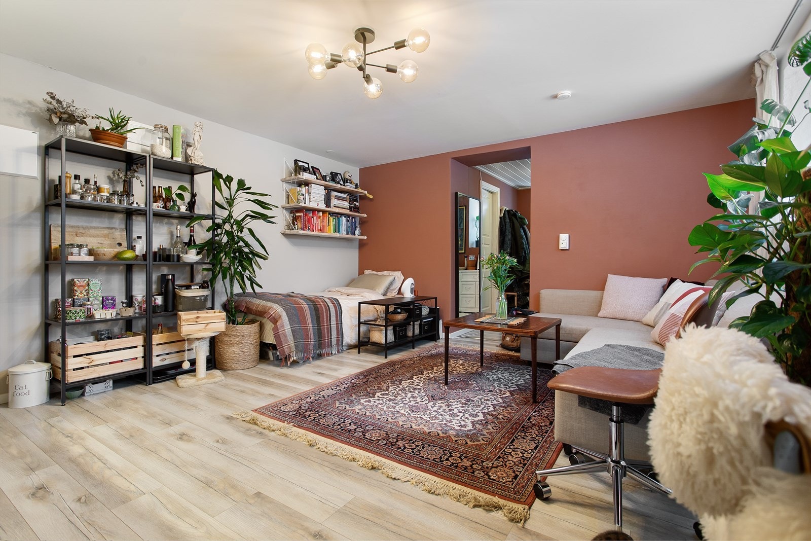 Denne inneholder entré, stue/kjøkken, bad og kontor. Galleribilde