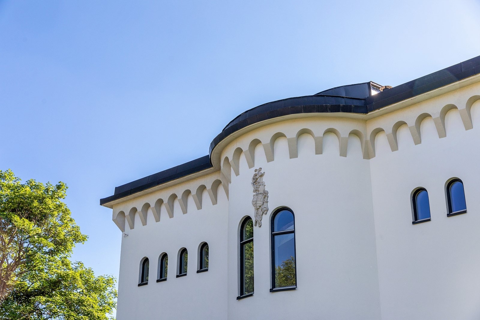 Denne unike eiendommen er arkitekttegnet av Henrik Bjørn, og går under kallenavnet "Borgen". Galleribilde