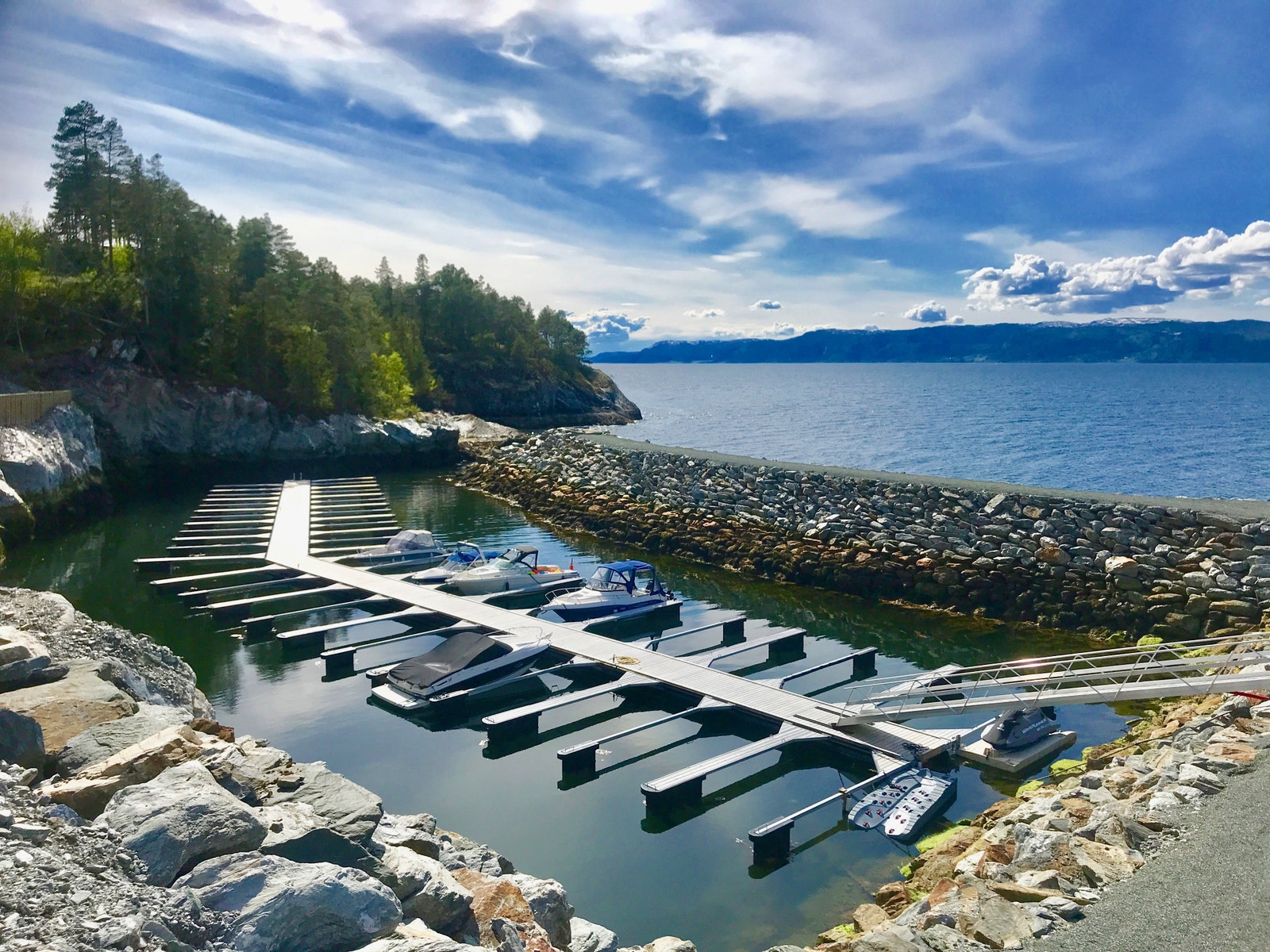 Båthavn like ved området. Ta kontakt for å forhøre deg for muligheter for båtplass. Galleribilde
