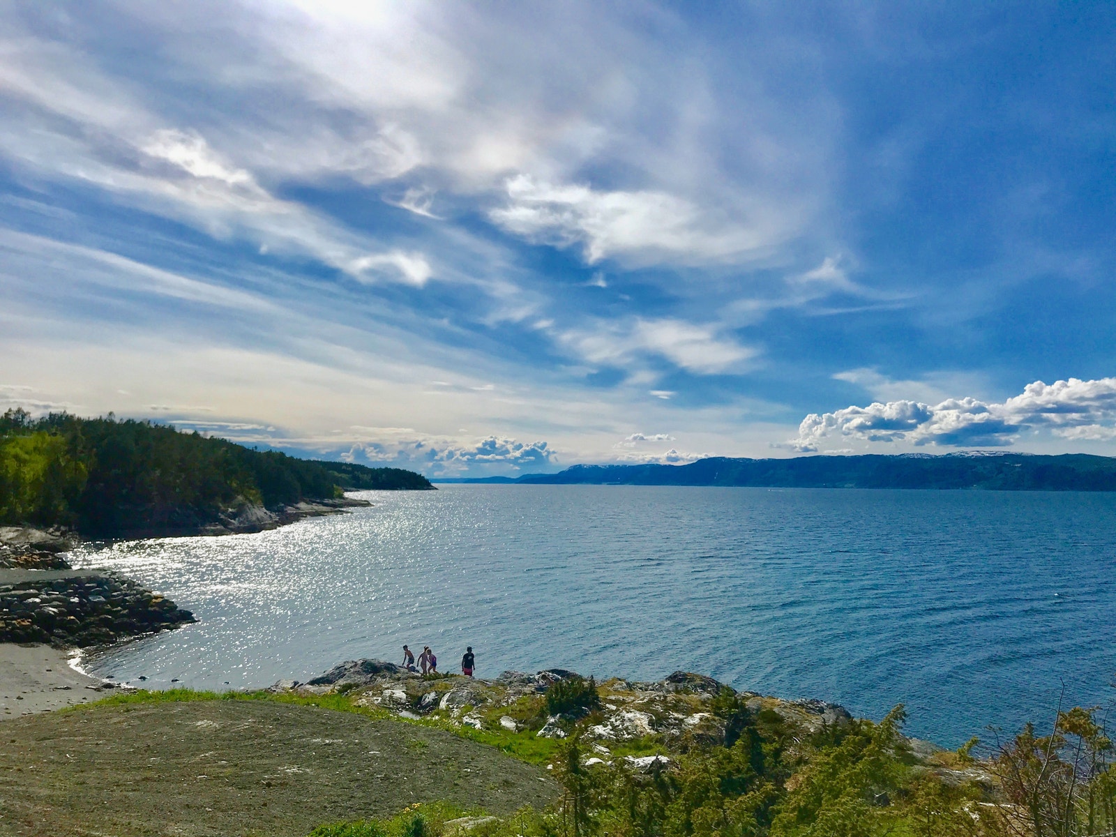 Er du på utkikk etter fritidstomt i naturskjønne omgivelser?
Nå er det tre tomter ved Frosta Brygge i Småtta til salgs.
Bildet viser nærområdet. Galleribilde