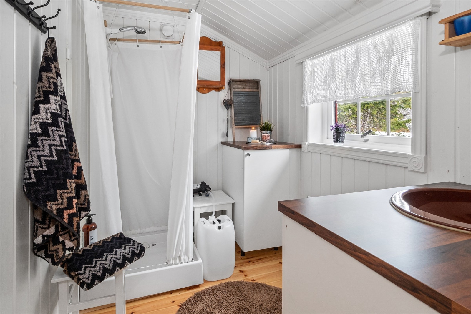 Badet har en enkel, men effektiv dusjløsning. Galleribilde