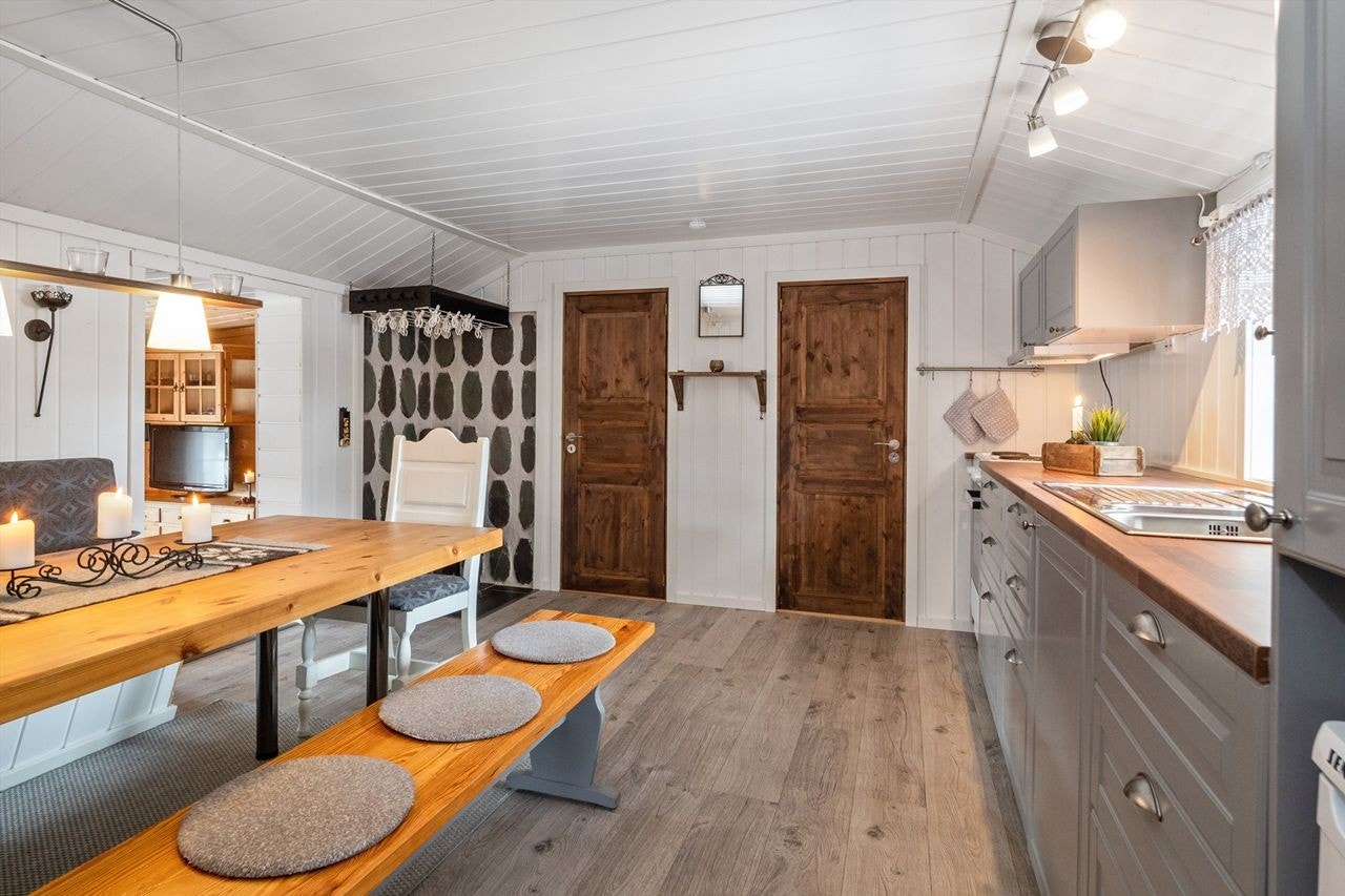 Koselig kjøkken fra 2017 med god plass til hyggelige middager rundt middagsbordet. Galleribilde