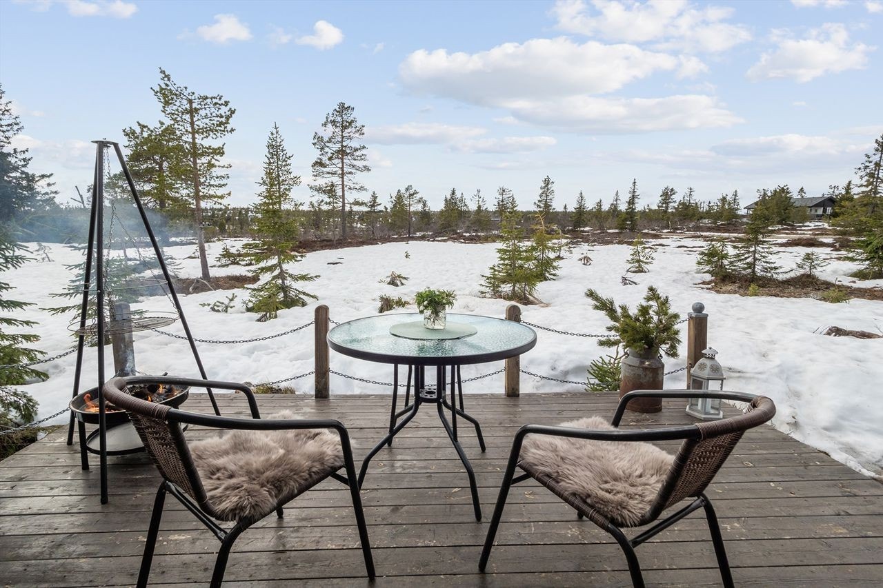 Koselig platting foran gapahuken. Hytta har en meget usjenert beliggenhet i tilnærmet førsterekke mot naturen. Galleribilde