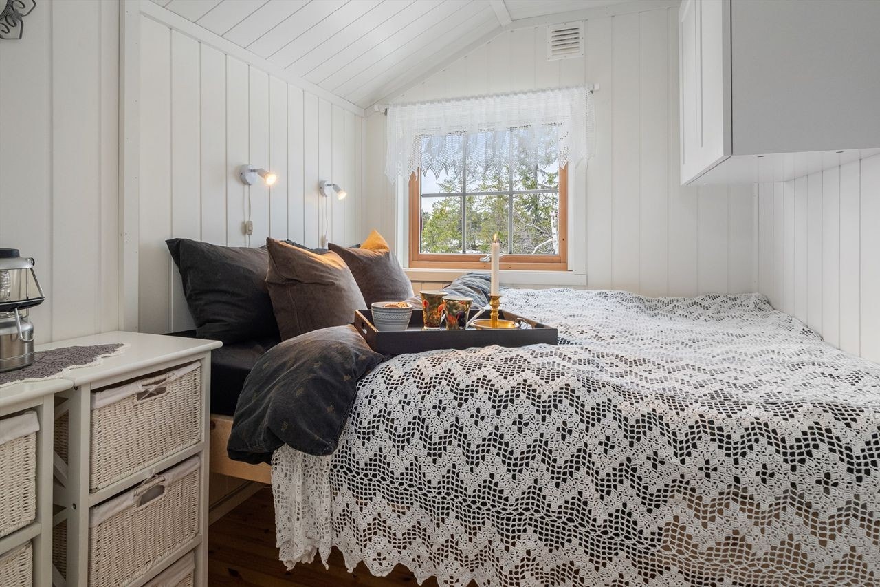 Hovedsoverom med plassbygd seng. Sengen er hevet slik at utsikten kan nytes med kaffekoppen i hånda. Galleribilde