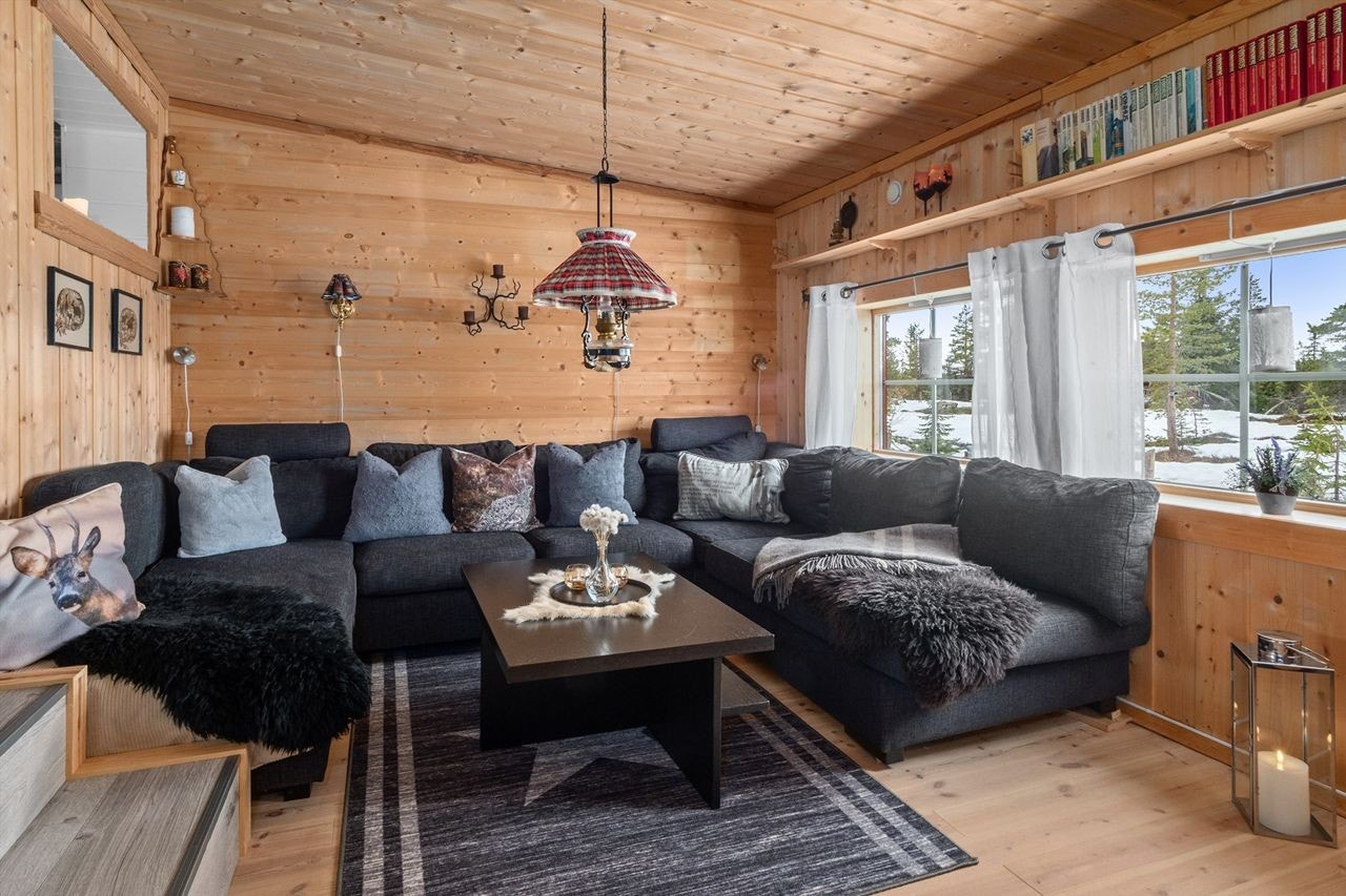 Stue med god plass til sofa. Stua ligger et nivå lavere enn kjøkkenet, noe som skaper en fin dynamikk/avdeling. Galleribilde