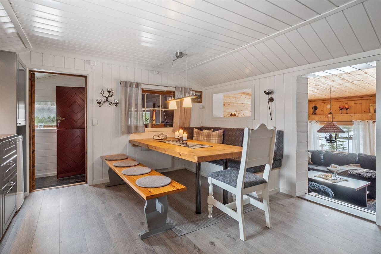 Kjøkkengulvet ble utgravd og utbedret/oppgradert med betong. Plassbygd spisestue som medfølger hytta. Til venstre ser du entreen. Galleribilde