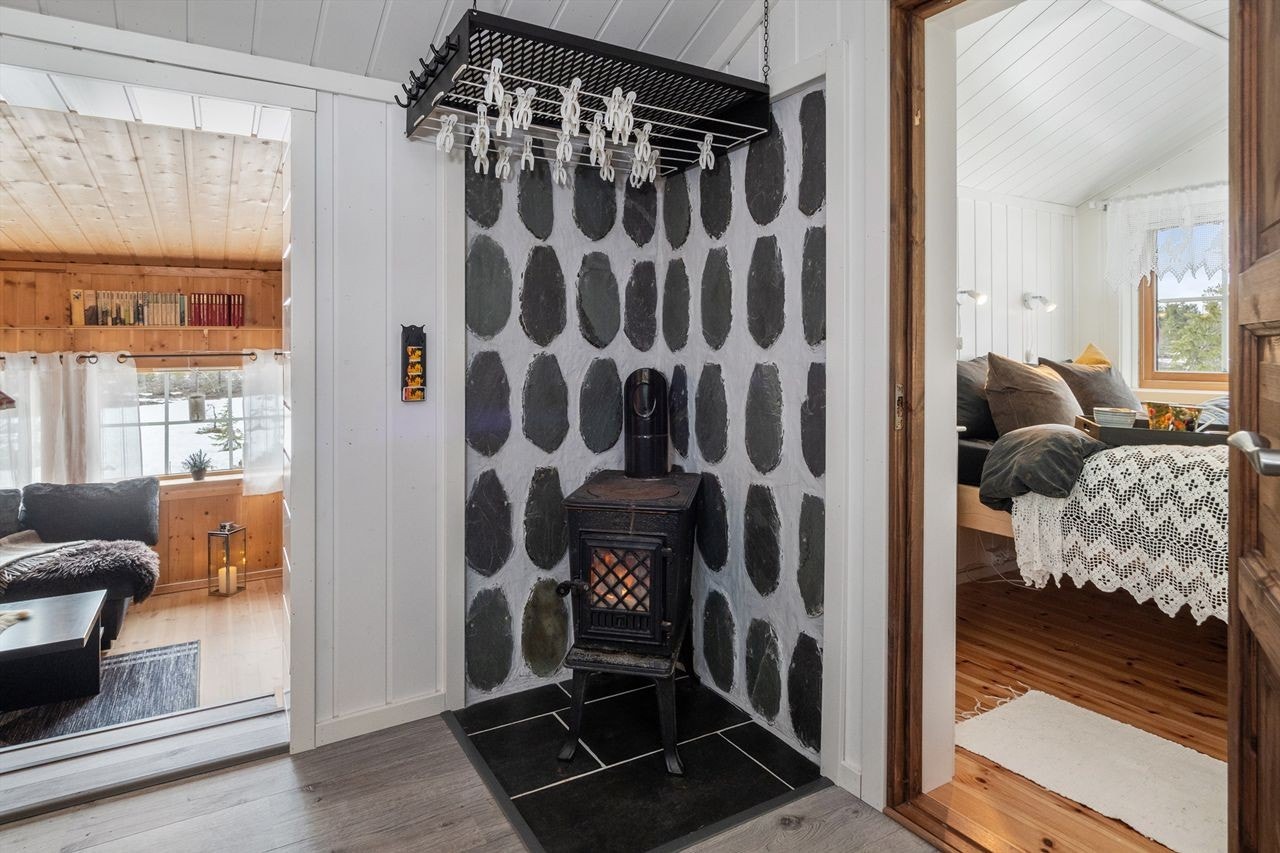 Peisovn på kjøkken med enkel tørkeløsning. Hovedsoverom til høyre. Galleribilde