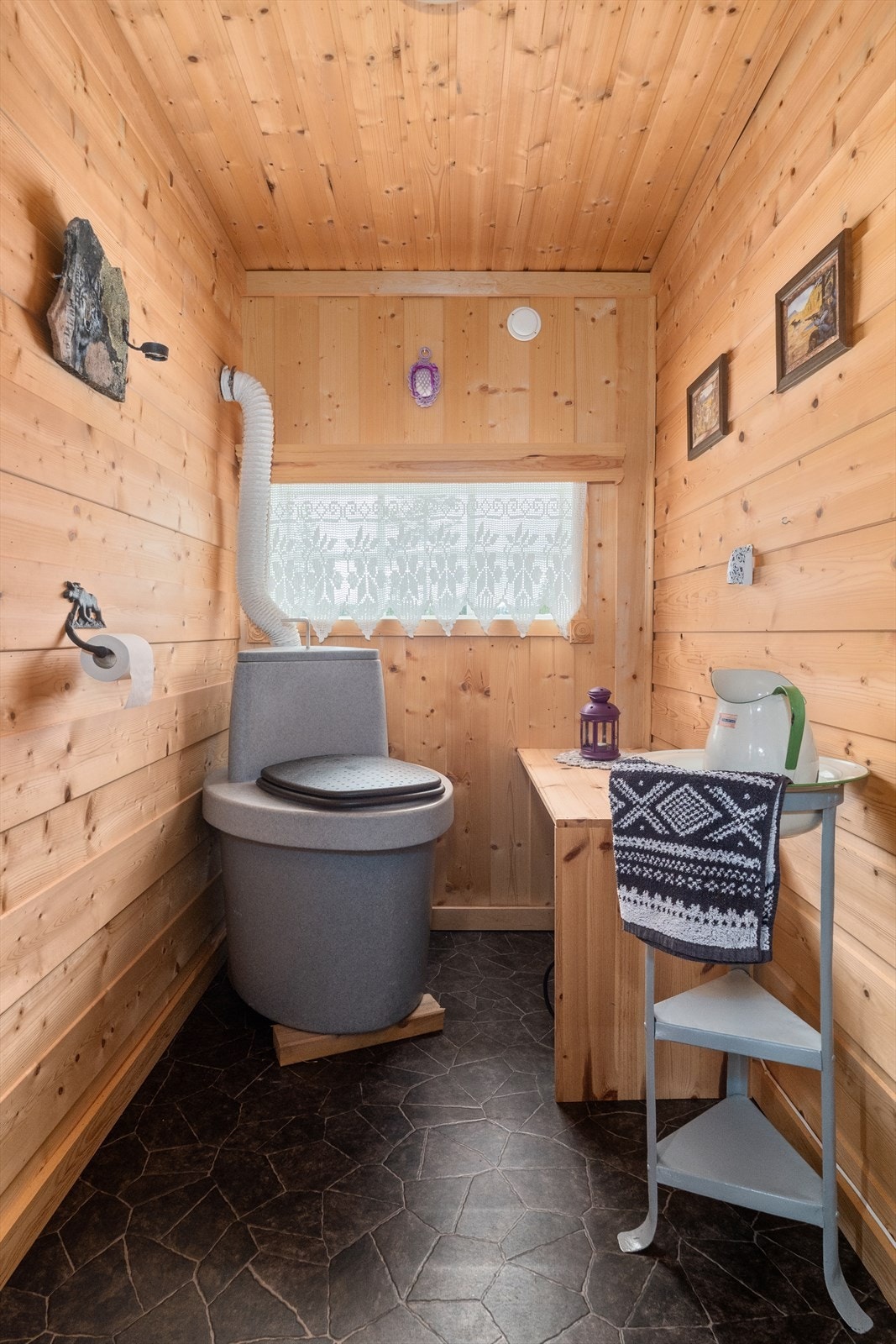 Adskilt WC med mulltoalett. Galleribilde