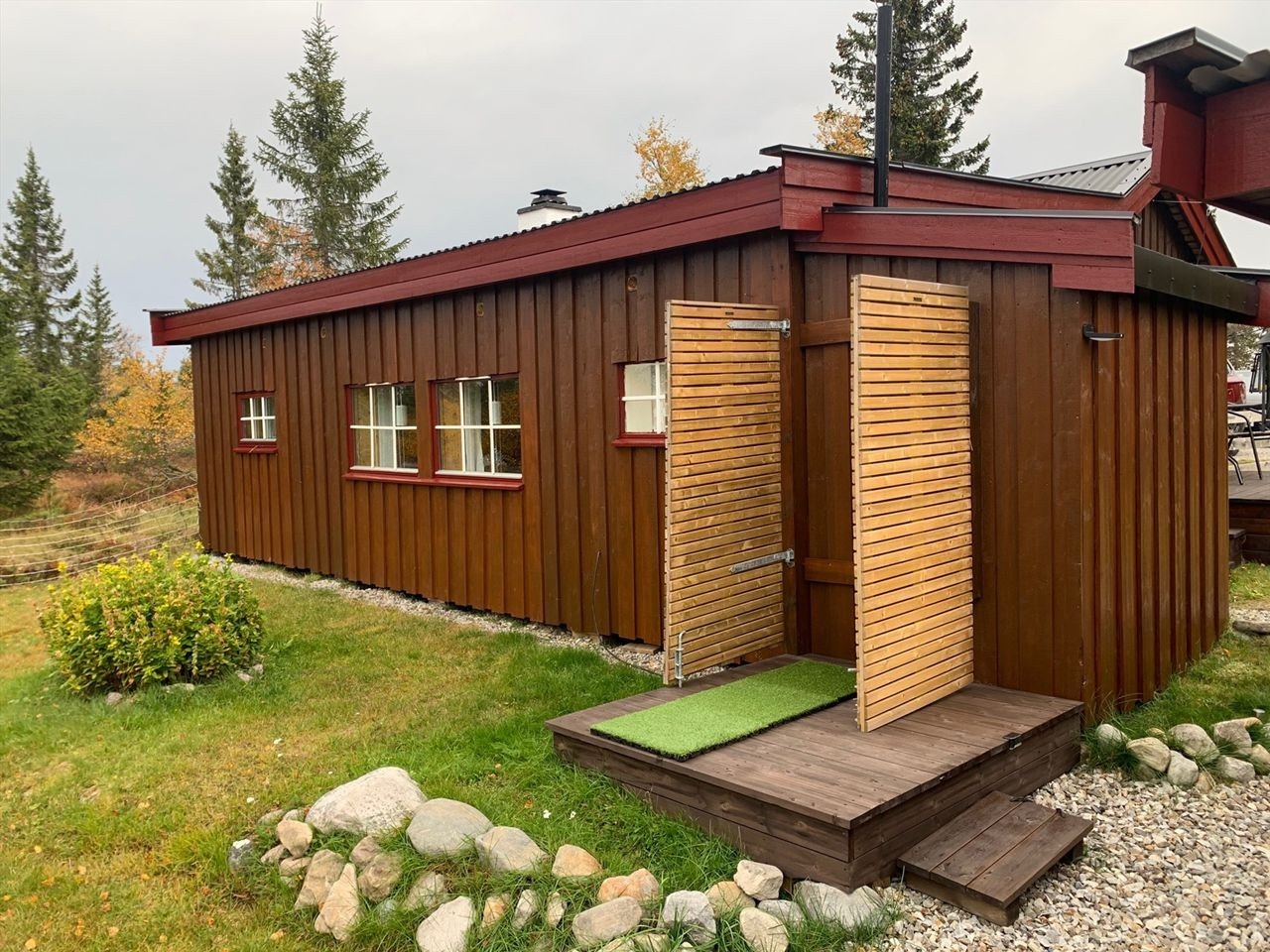 Selgers eget bilde. Usjenert utedusj med fritt utsyn! Dørene felles inn når de ikke er i bruk. Galleribilde