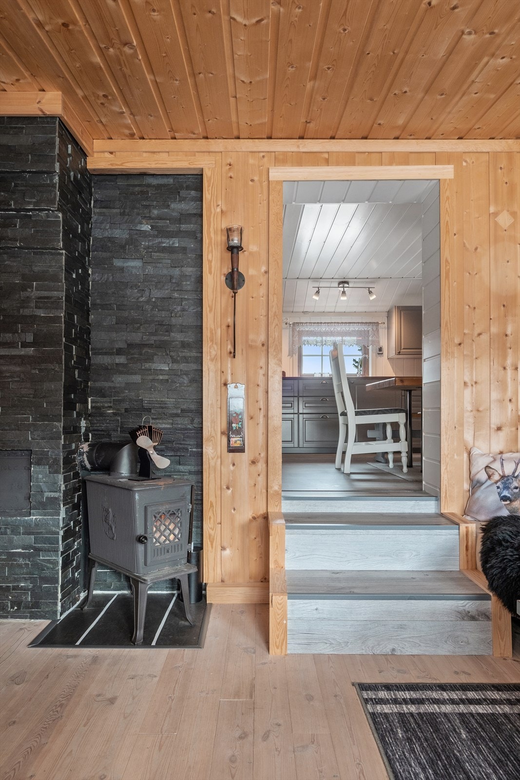 Stue med peisovn. Galleribilde