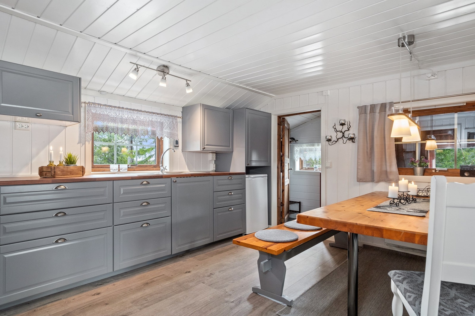 Kledelig innredning med plass til hvitevarer. Galleribilde