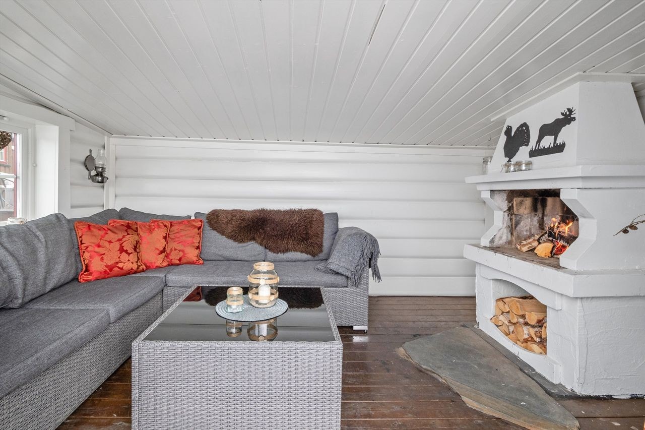 Her kan det (forhåpentligvis) snart inviteres til hyggelige kvelder med peiskos. Praktisk for vinterlagring av utemøblement. Galleribilde