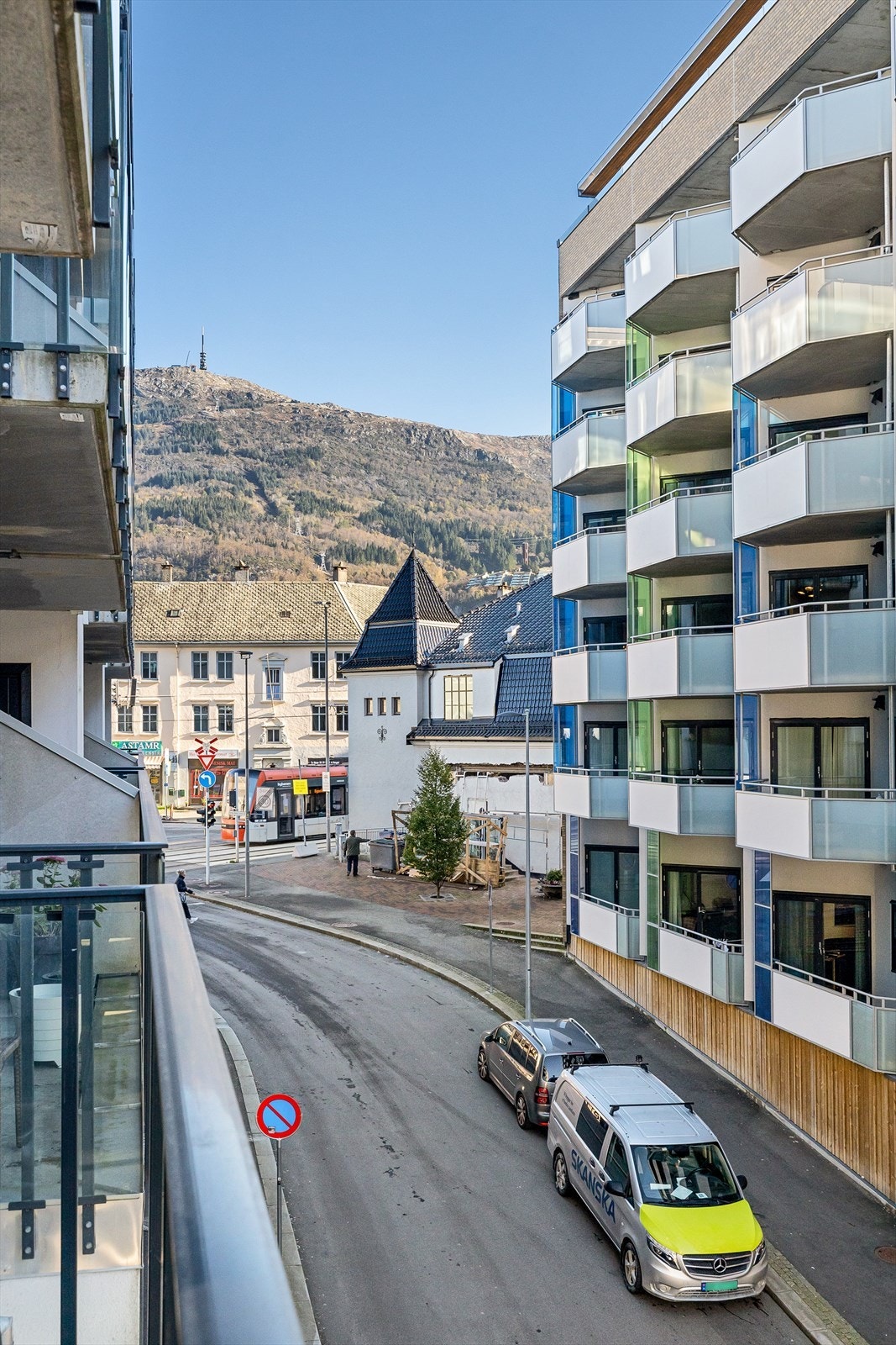 Fra terrassen kan du kjenne på den urbane tilværelsen, samtidig som du har utsikt til en av Bergens mest populære fjellturer - opp Ulriken. Galleribilde