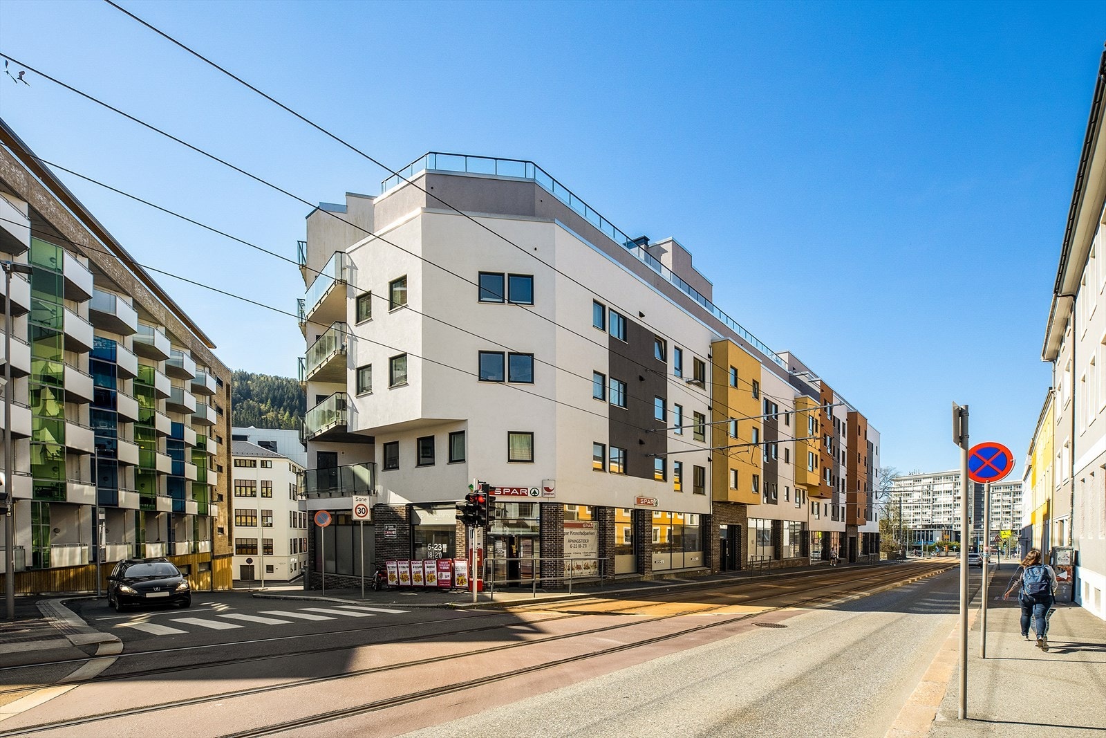Veldig sentral beliggenhet, med kort vei til alt man trenger. Dagligvarebutikk i samme bygg! Galleribilde