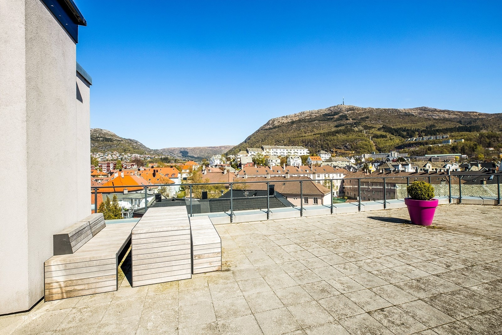 Fra terrassen er det en utsikt som de fleste leiligheter bare kan drømme om. Galleribilde
