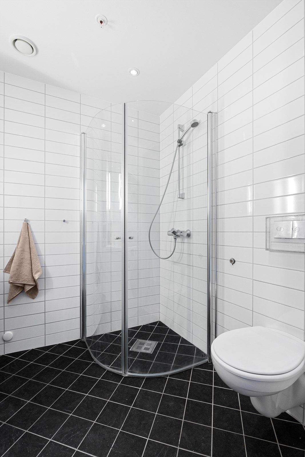 Helfliset bad med varme i gulvet og downlightbelysning. Galleribilde