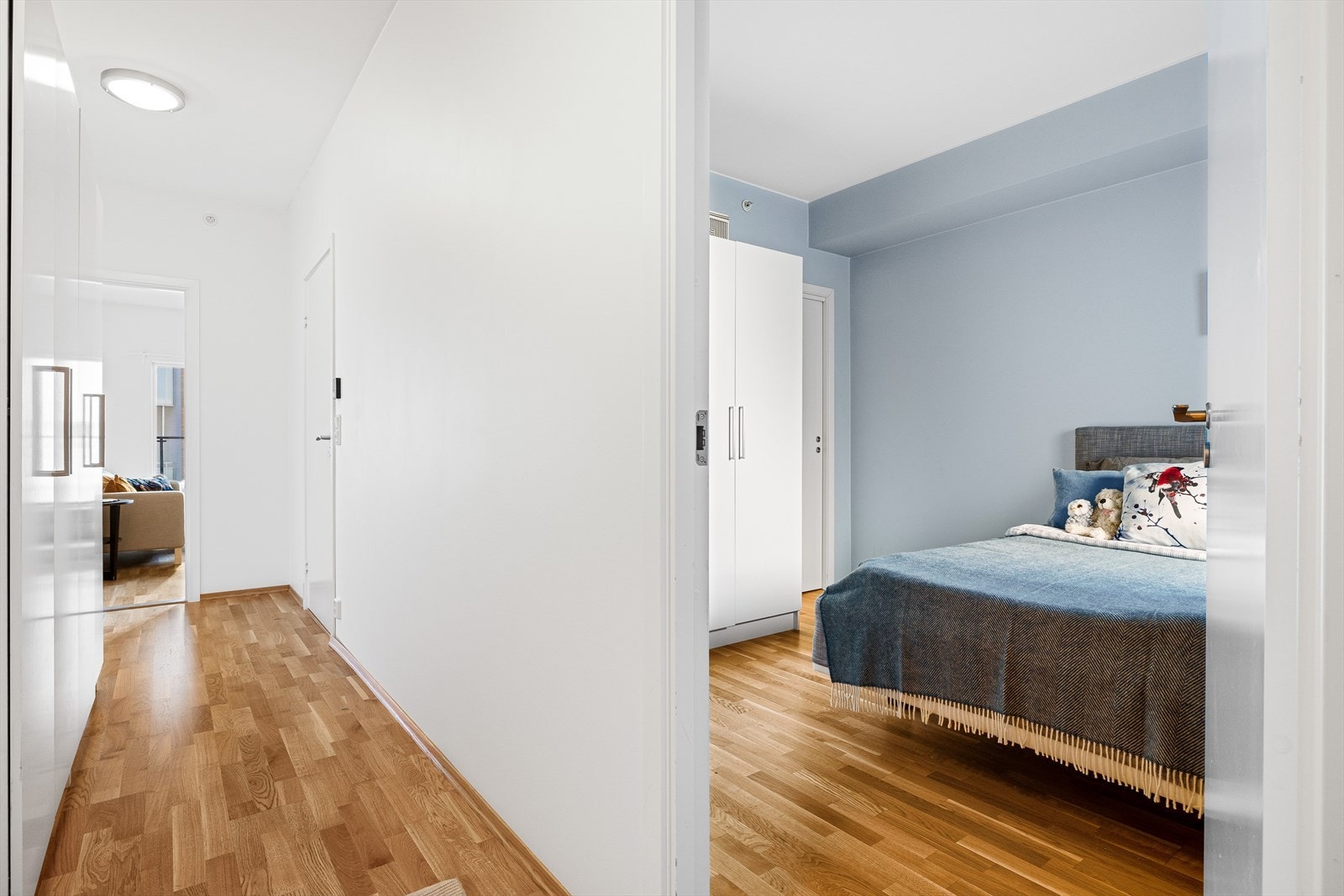 Romslig soverom med plass til stor dobbeltseng, nattbord og garderobeskap. Galleribilde