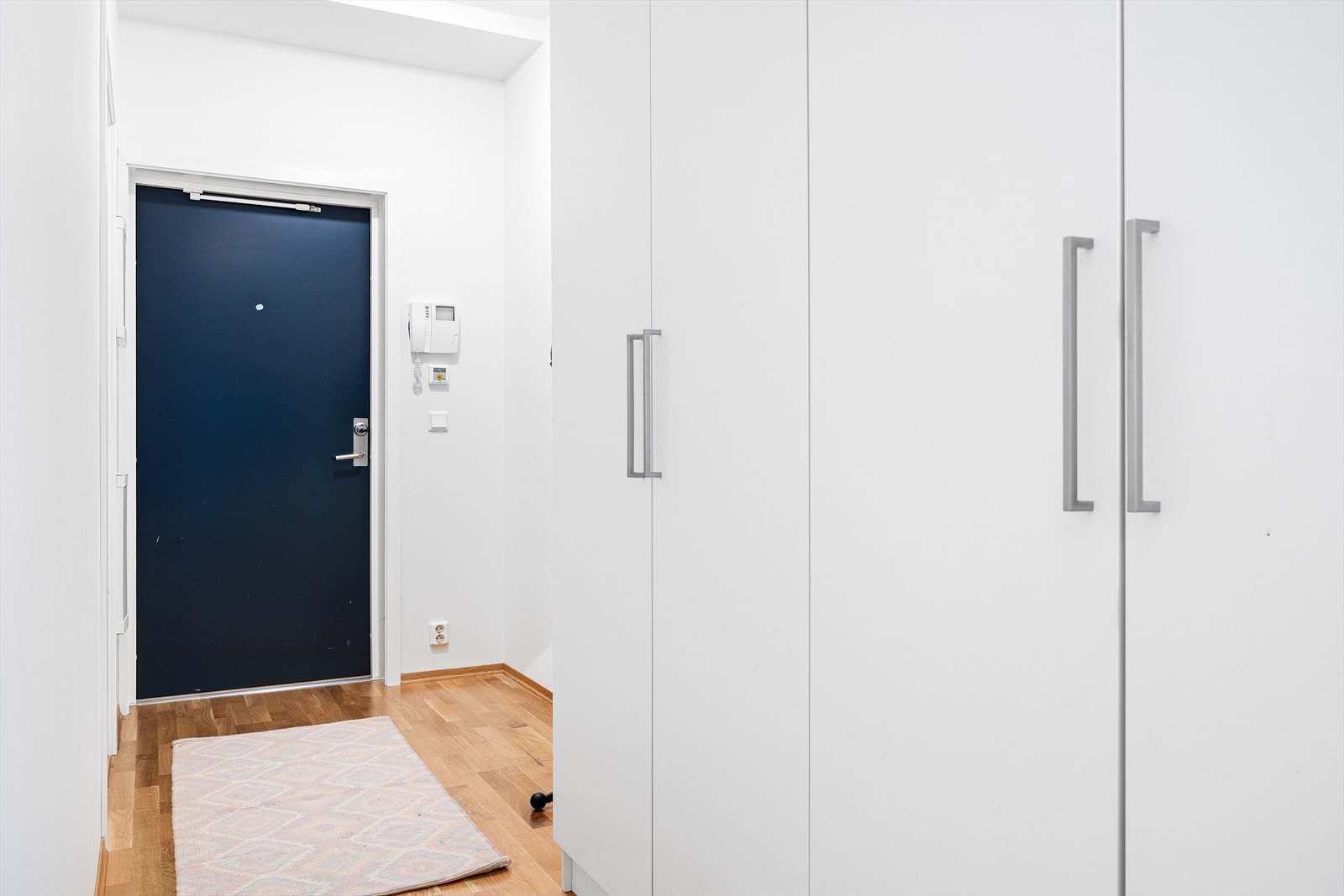 Fin entré som er utstyrt med dørtelefon. Galleribilde