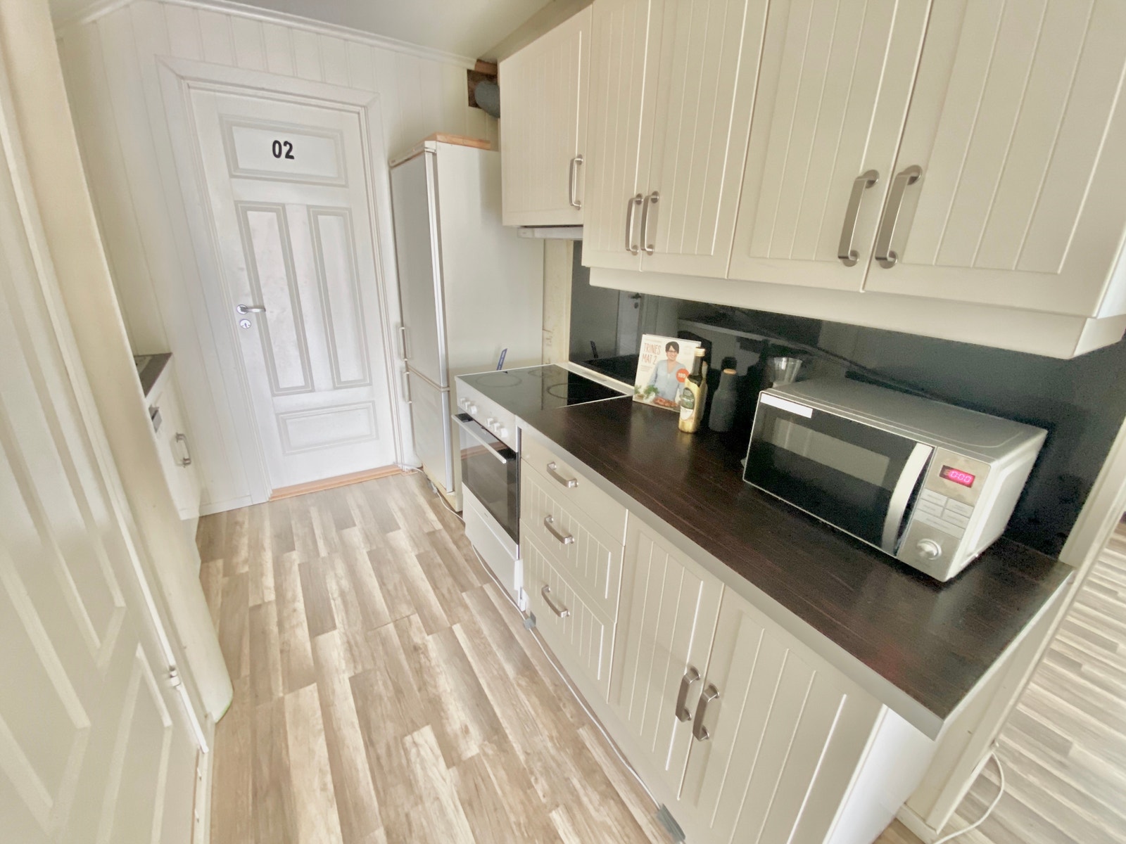 Kjøkken med alle kjøkkenartikler Galleribilde