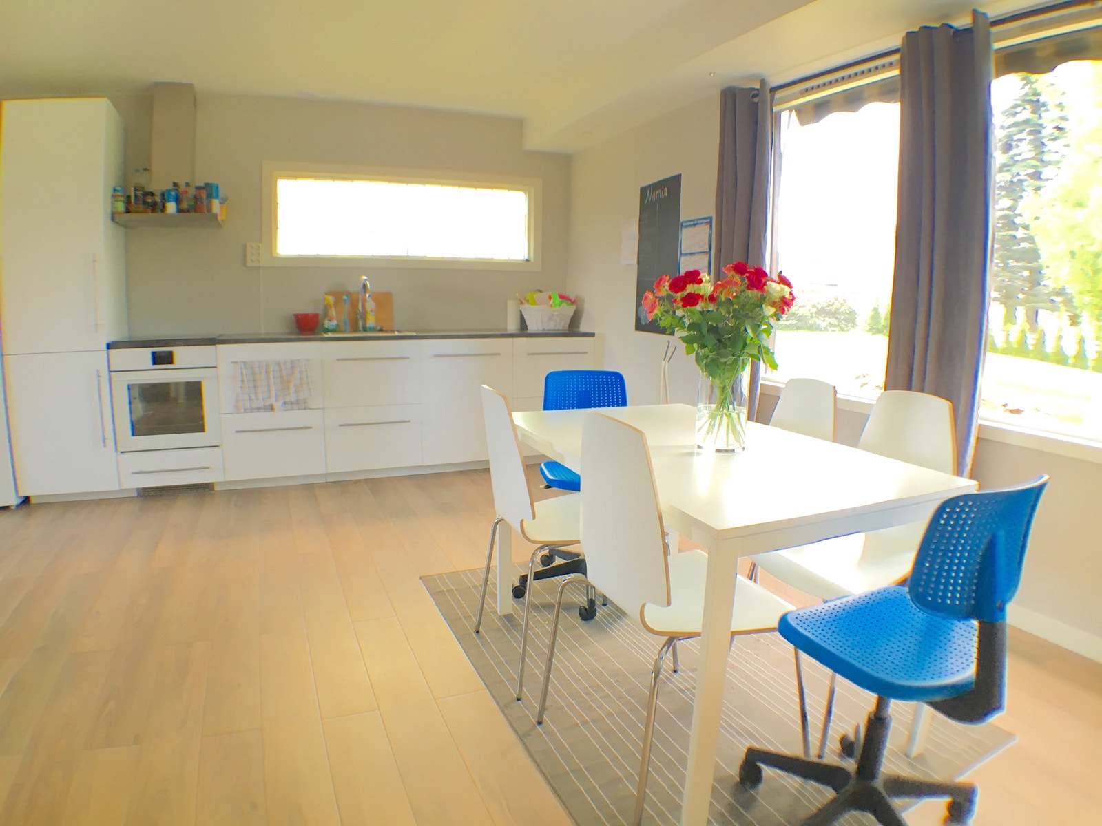 Romslig fellesareal med åpenkjøkkenløsning Galleribilde