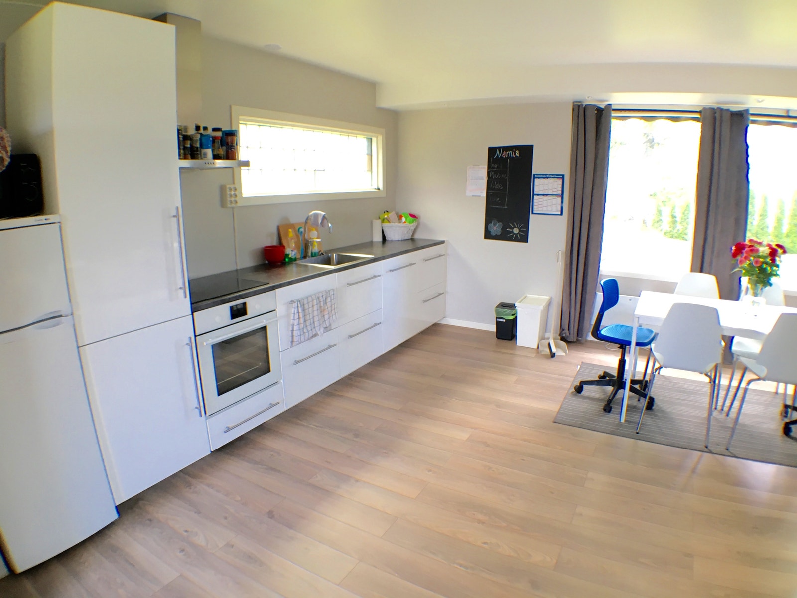 Moderne kjøkken med alt av kjøkkenartikler Galleribilde