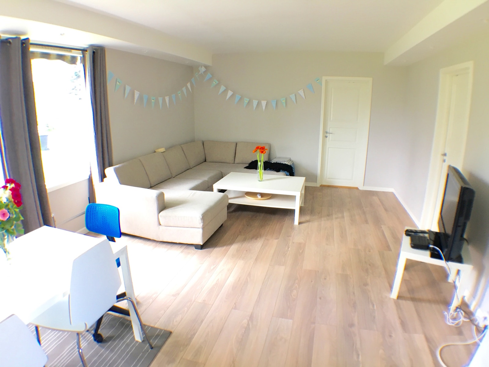 Romslig sofakrok med TV Galleribilde