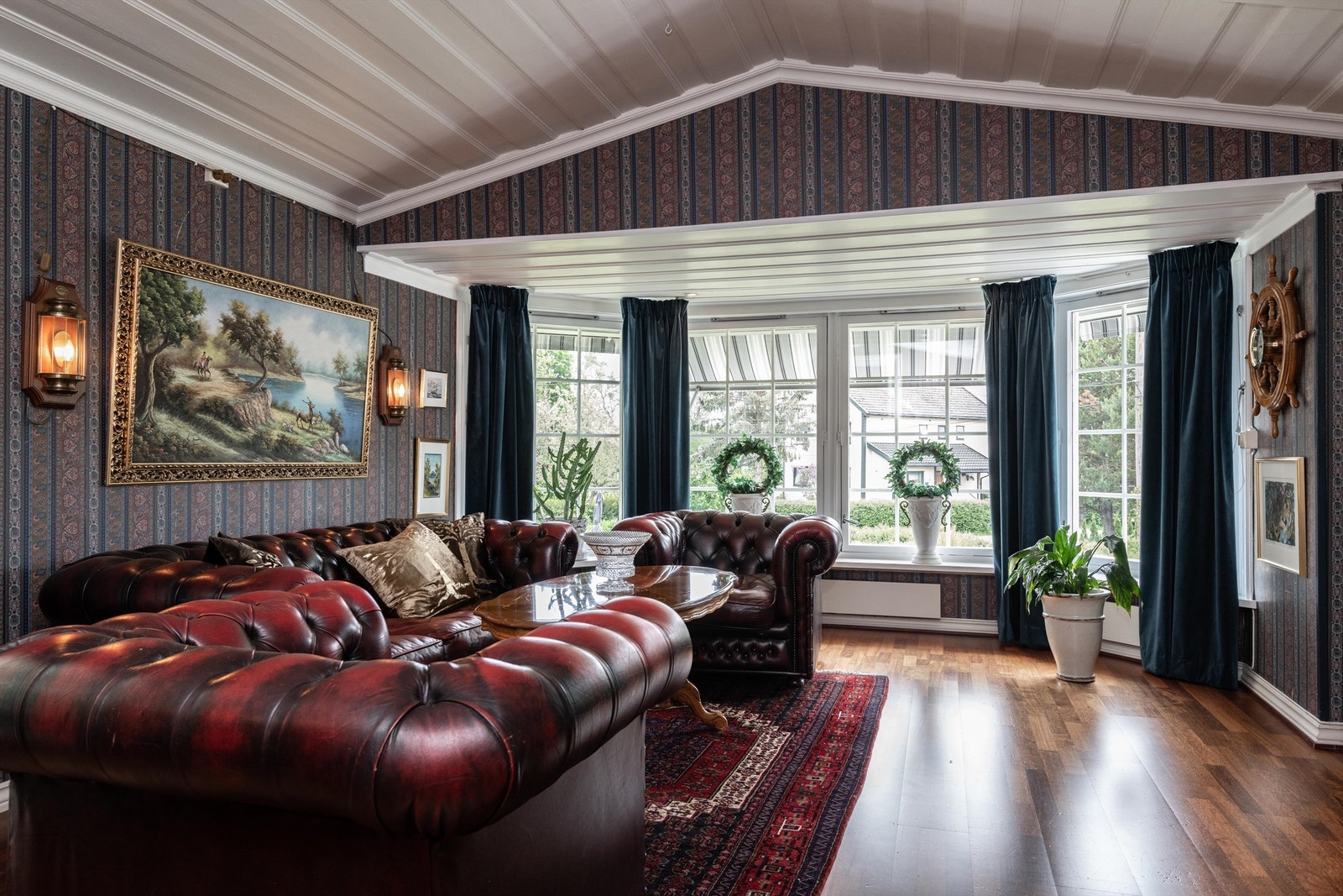 Hovedetasjen inneholder hele 3 ulike stuer. Galleribilde