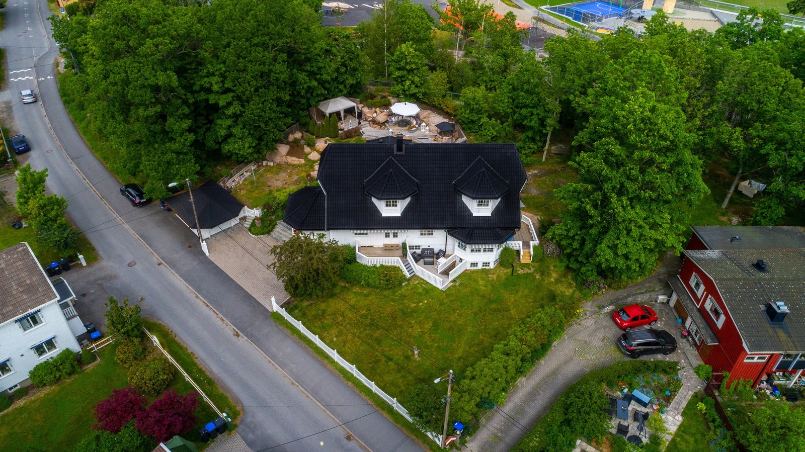 Boligen er omkranset av velvoksne, flotte trær. Galleribilde