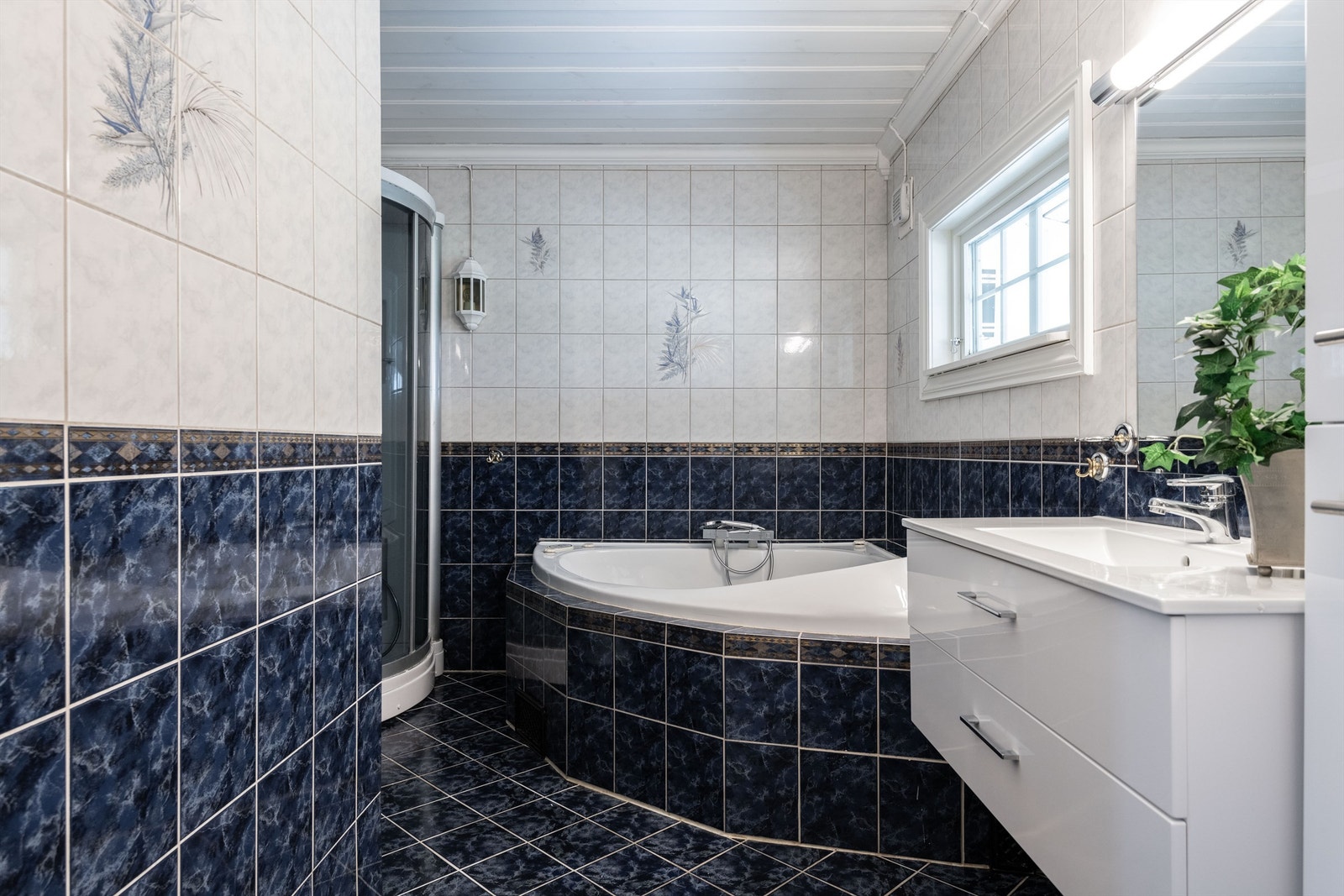 Baderomsmøblene er moderne og har gode oppbevaringsmuligheter. Galleribilde