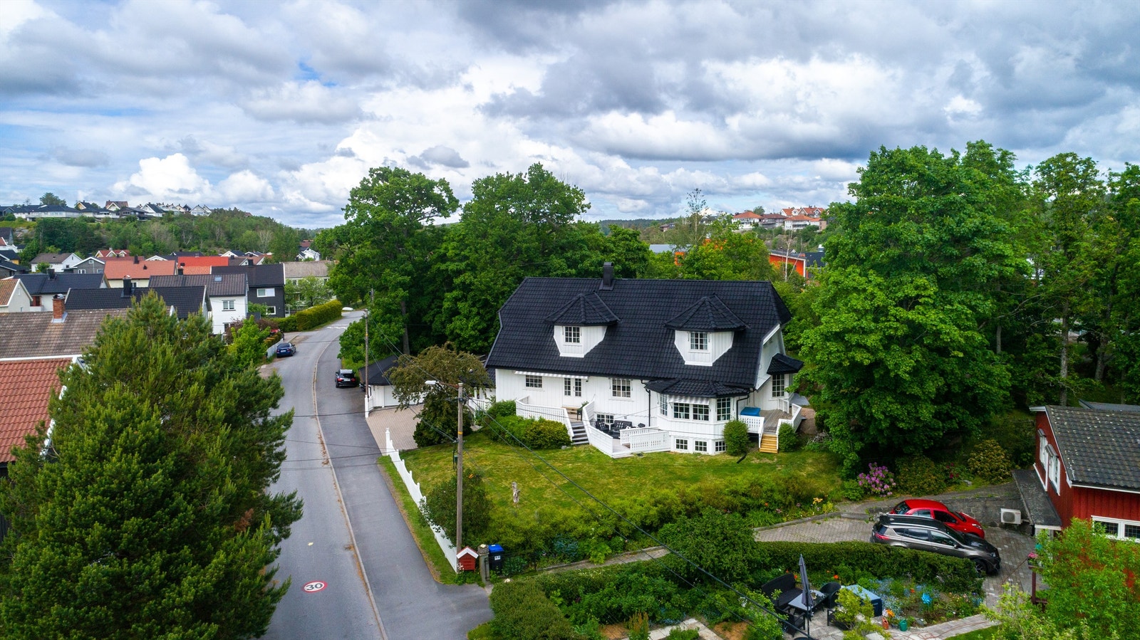 Gaten er énveis-kjørt og har et barnevennlig miljø. Galleribilde