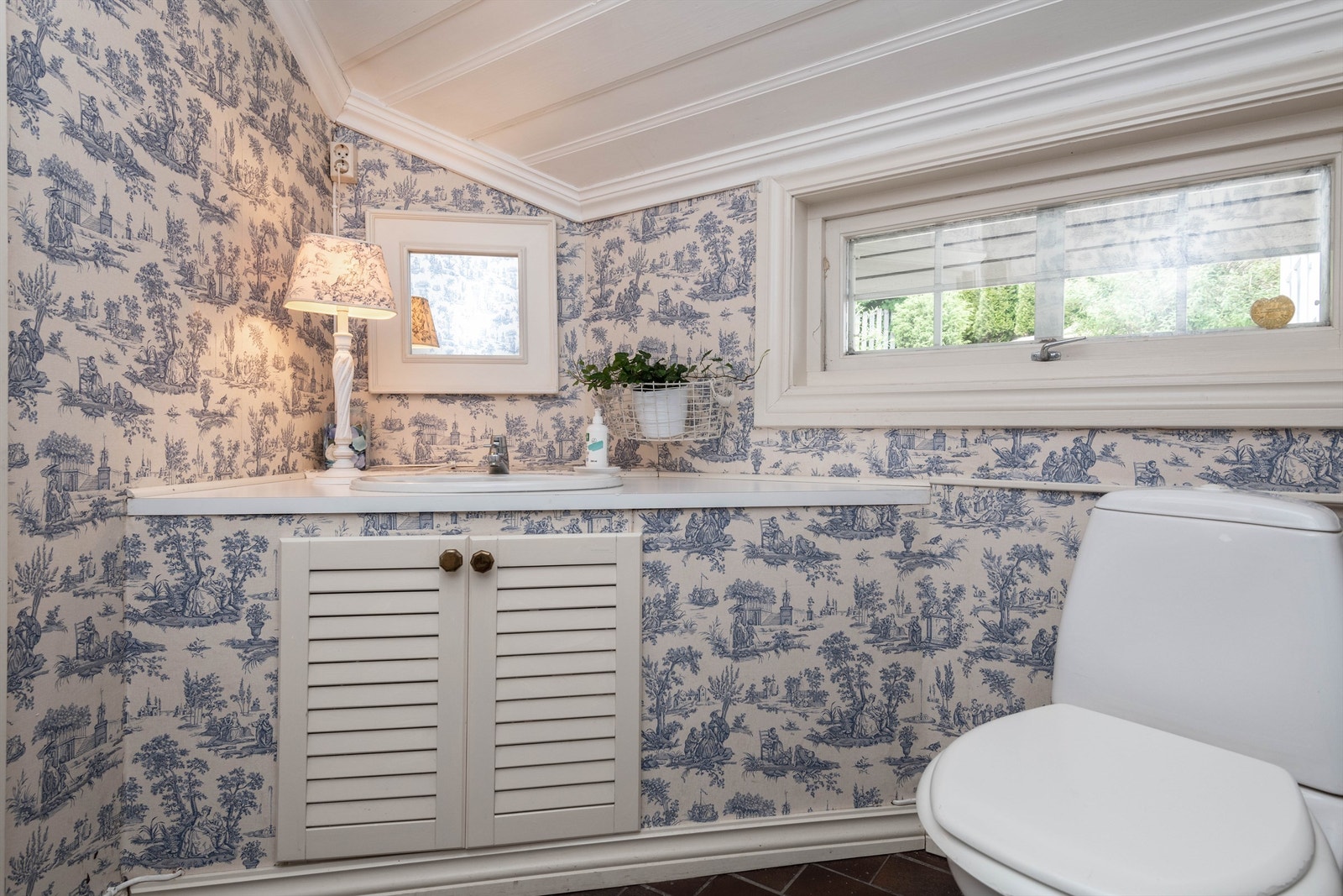 Gjestetoalettet har plassbygget innredning. Galleribilde