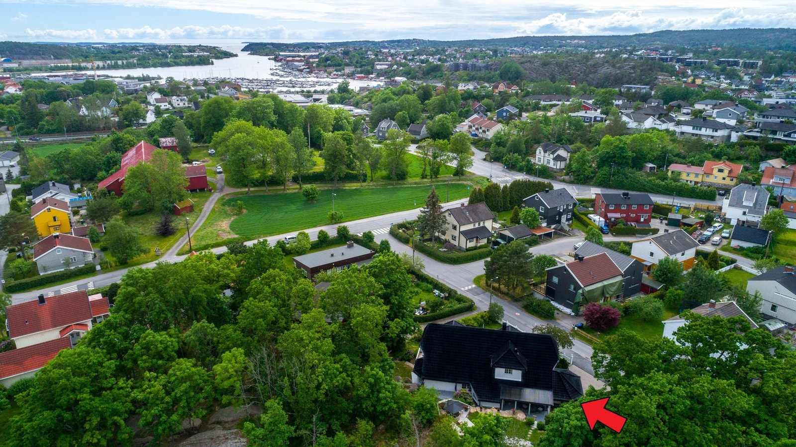 Her bor du svært sentralt, nær skoler på alle trinn, sentrum og sjøen. Galleribilde