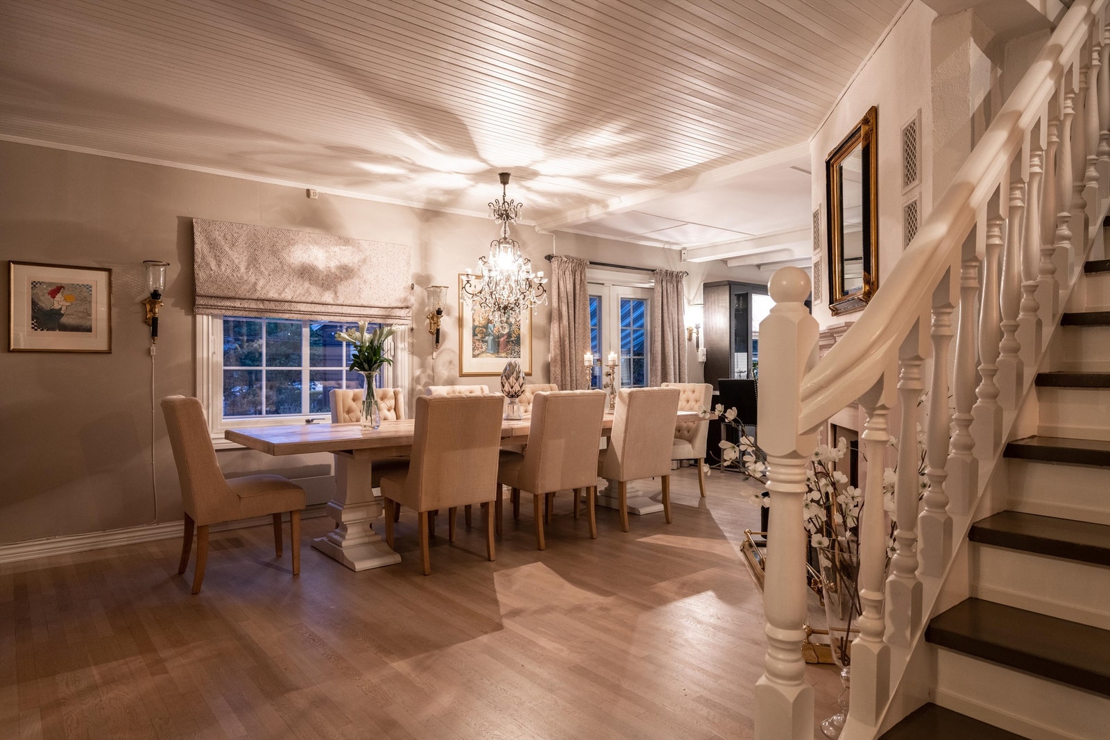 Spisestuen har god plass til et langstrakt spisebord foran peisen. Galleribilde