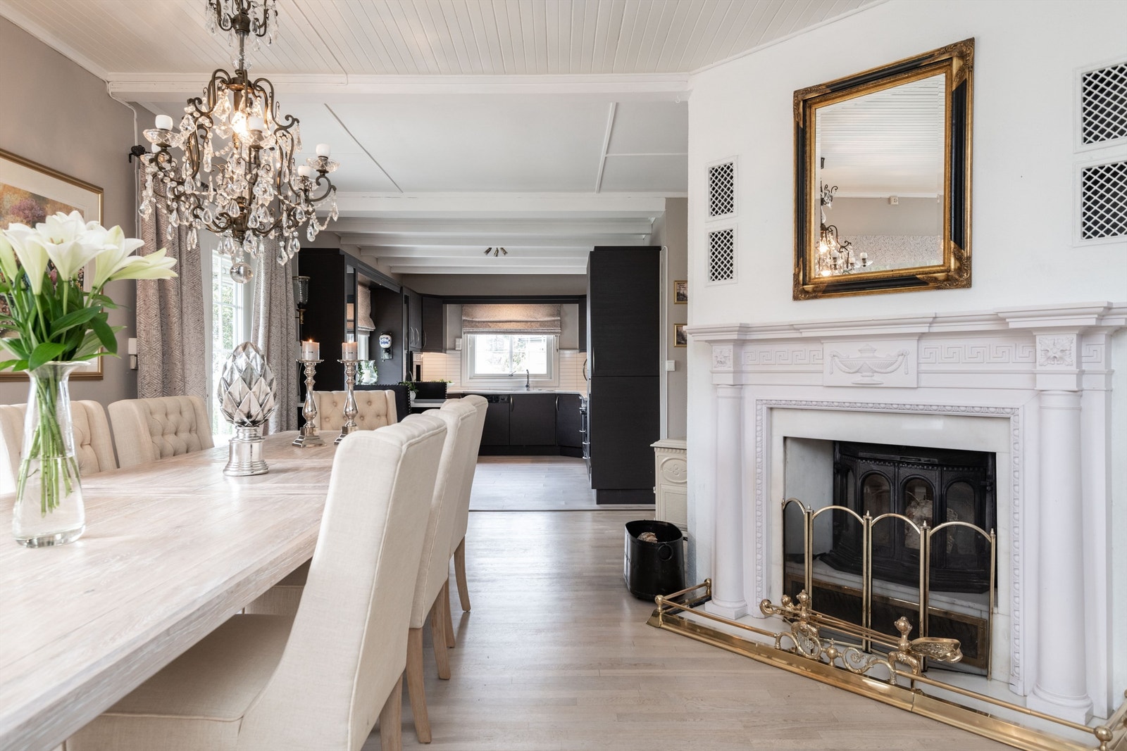 Spisestuen fungerer utmerket til hverdagslig opphold og større sammenkomster. Galleribilde