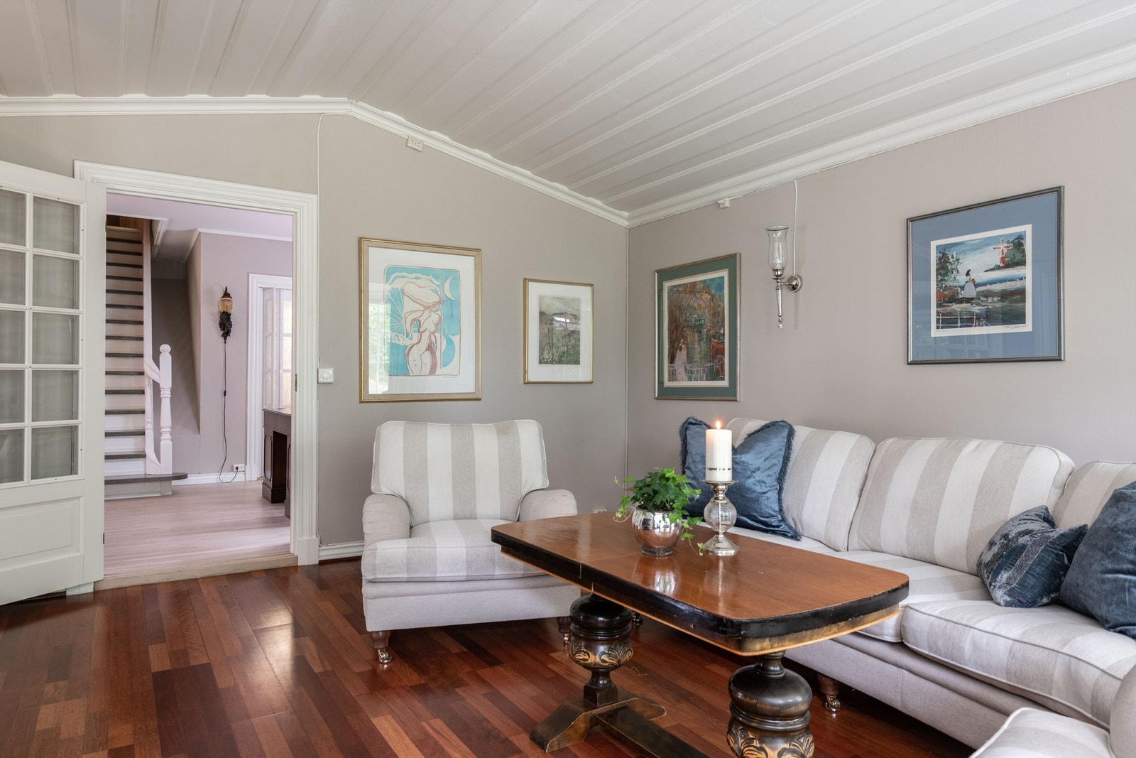 TV-stuen oppleves luftig av den ekstra gode romhøyden. Galleribilde