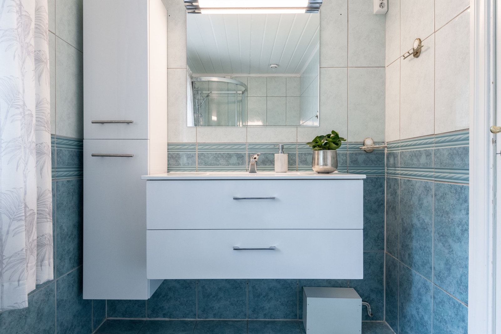 Badet i 2. etasje ble pusset opp i 1998 og er siden påkostet med ny innredning og dusjkabinett (2020). Galleribilde