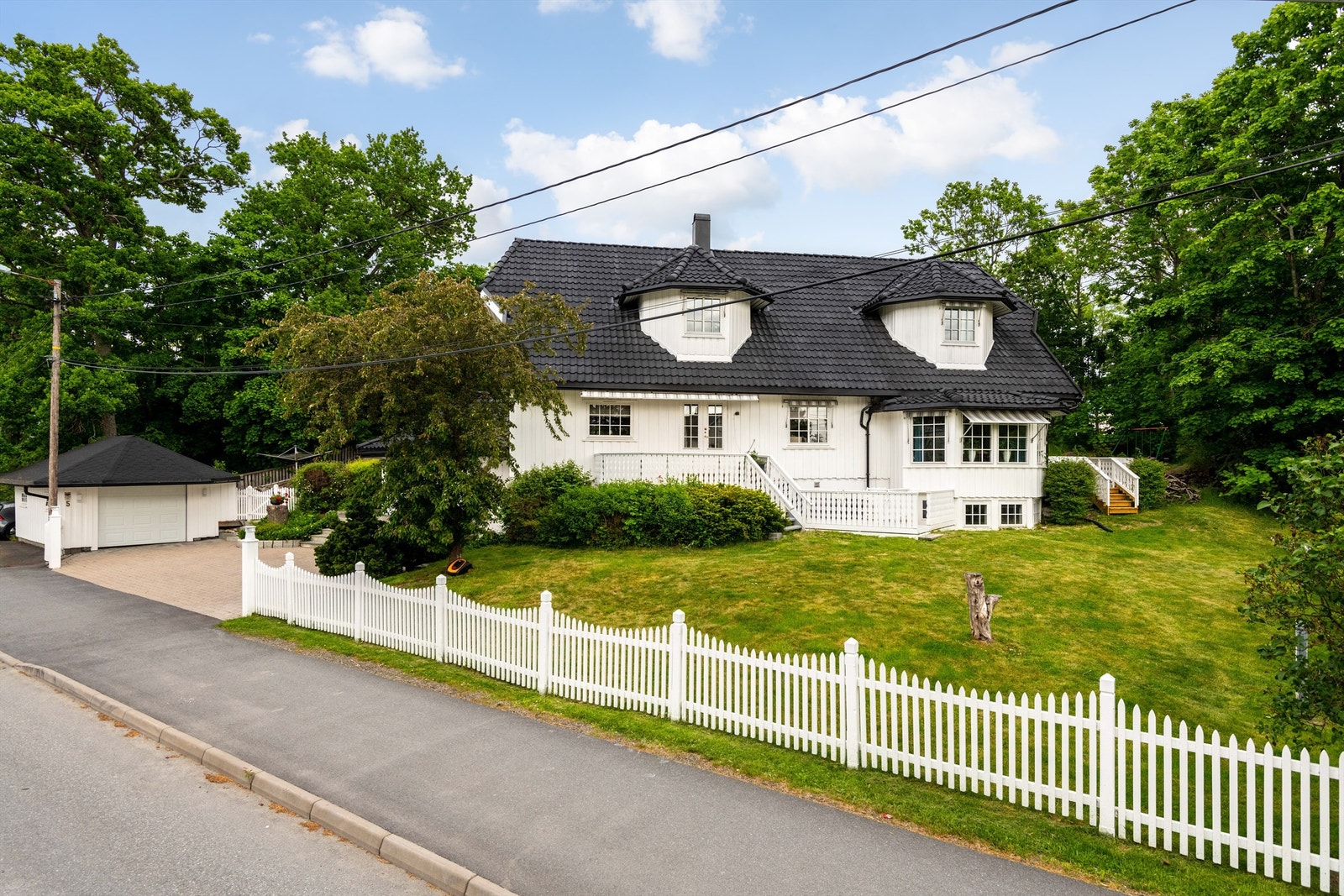 Skogholtet bakenfor gjør at eiendommen oppleves tilbaketrukket og usjenert. Galleribilde