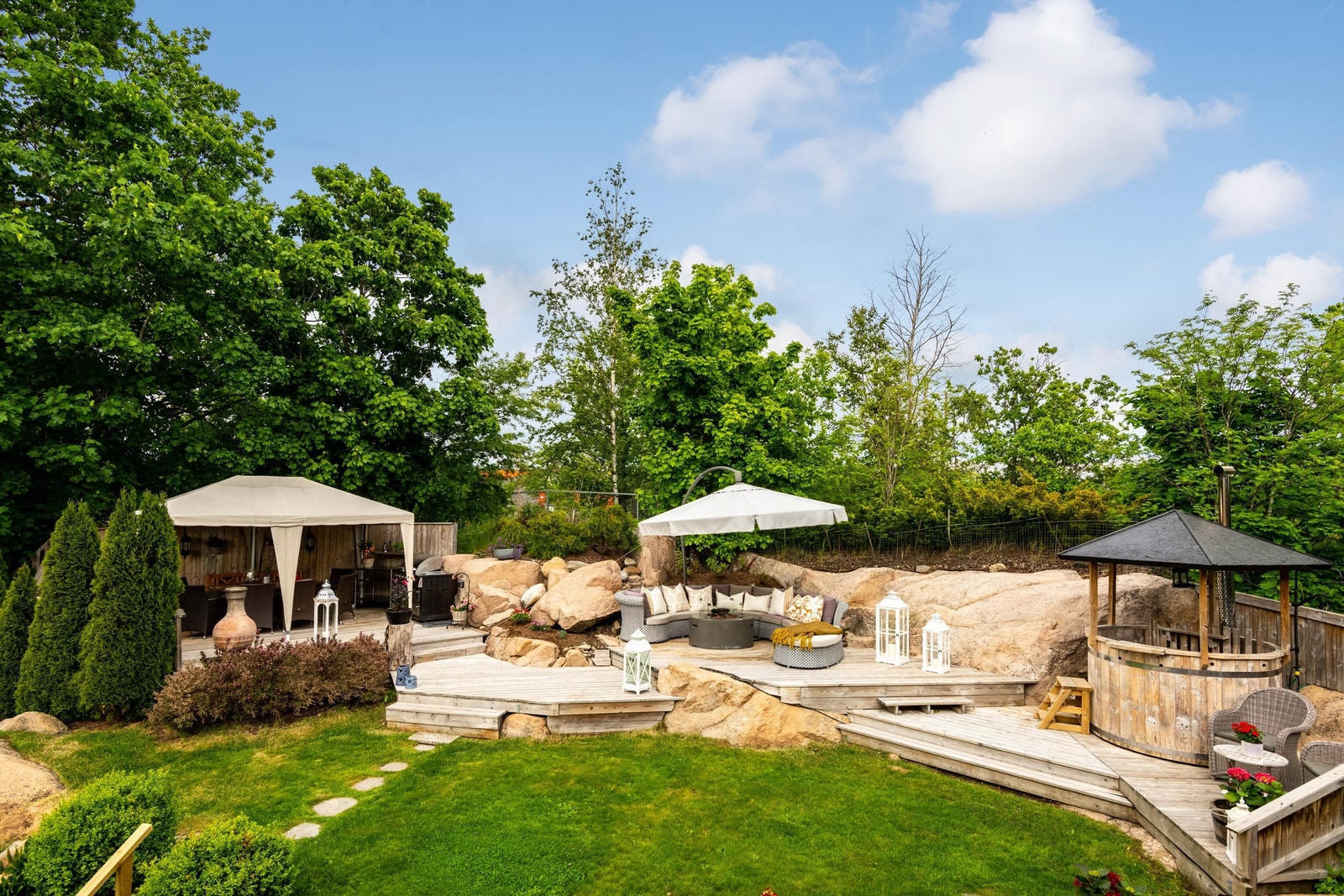 Tomtens høyeste og mest solrike del er opparbeidet med flere soner Galleribilde