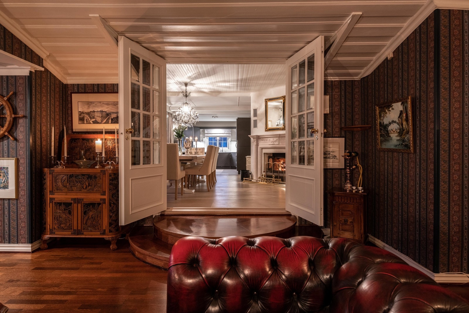 Ulike nivåer, vinkler og romhøyder gir boligen et særegent og unikt preg. Galleribilde