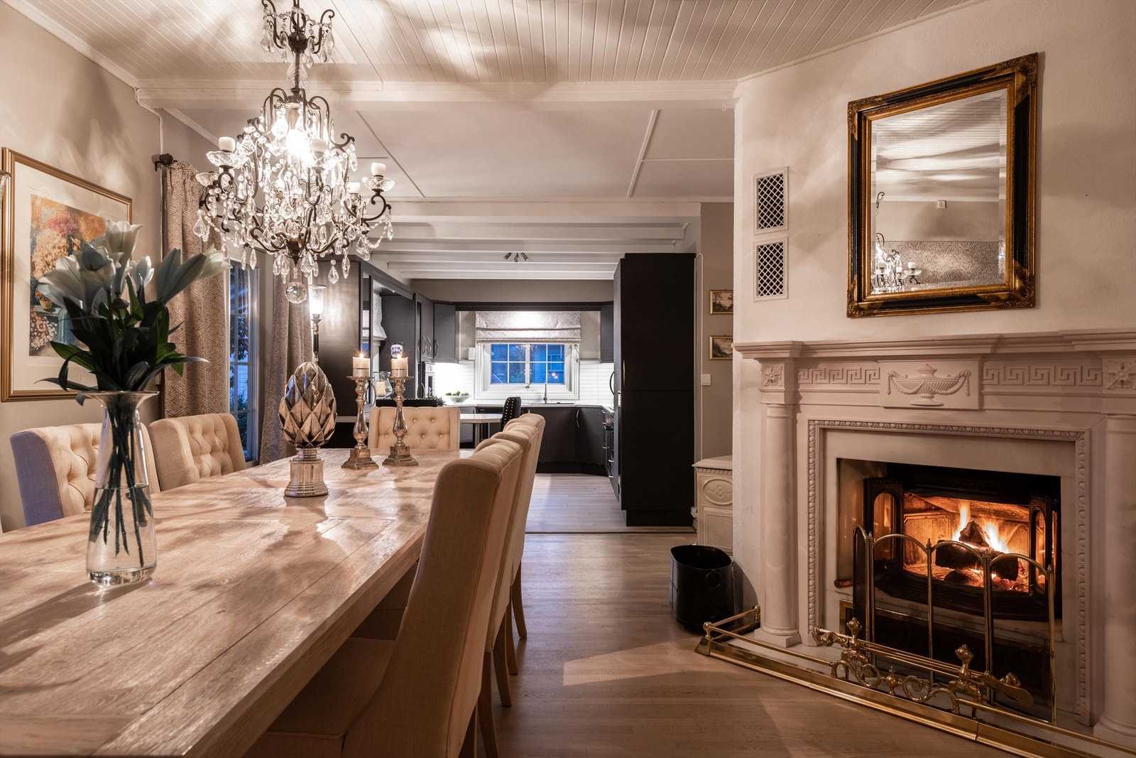 Spisestuen med tilknyttet kjøkken oppleves som det sosiale sentrum i 1. etasje. Galleribilde