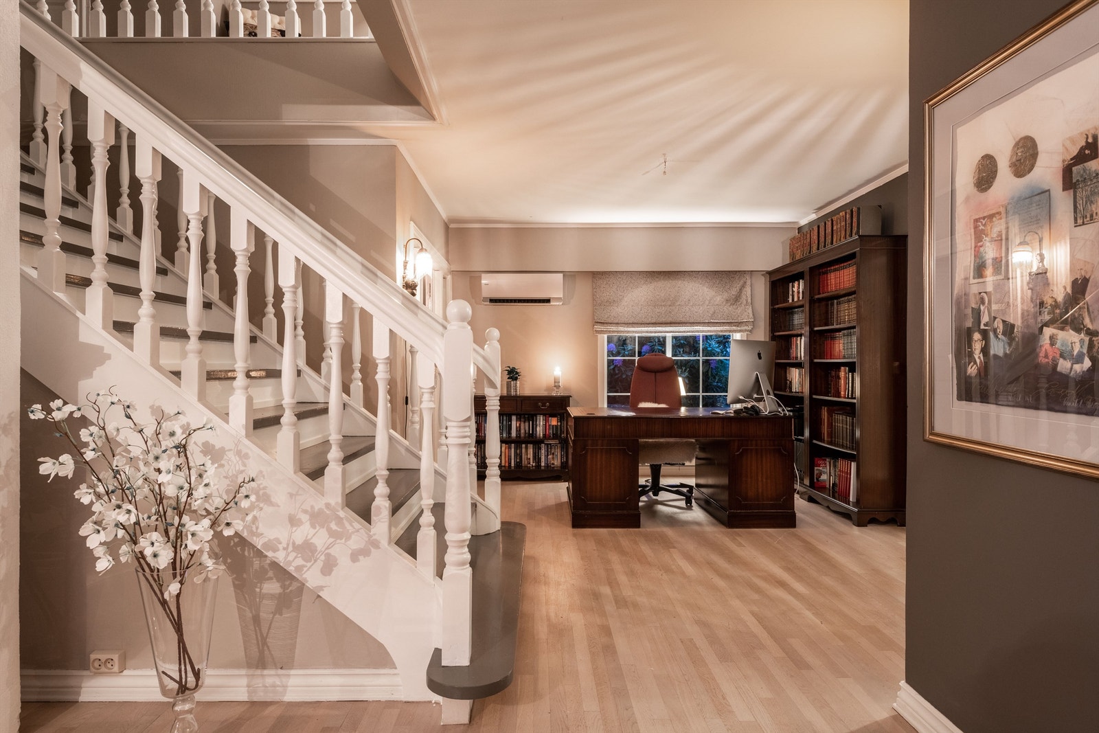 En tilbaketrukket del av 1. etasje benyttes i dag til kontorformål. Galleribilde